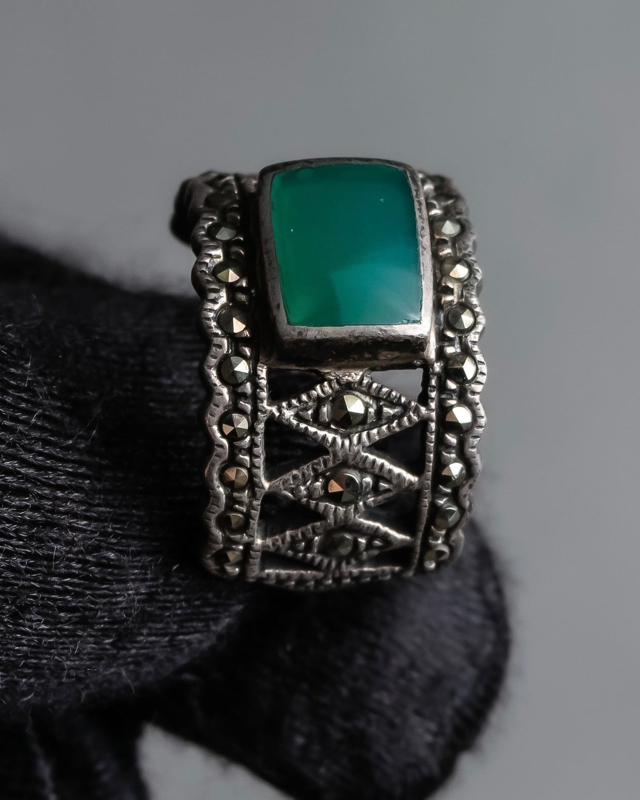 "Vintage green stone top silver ring"
