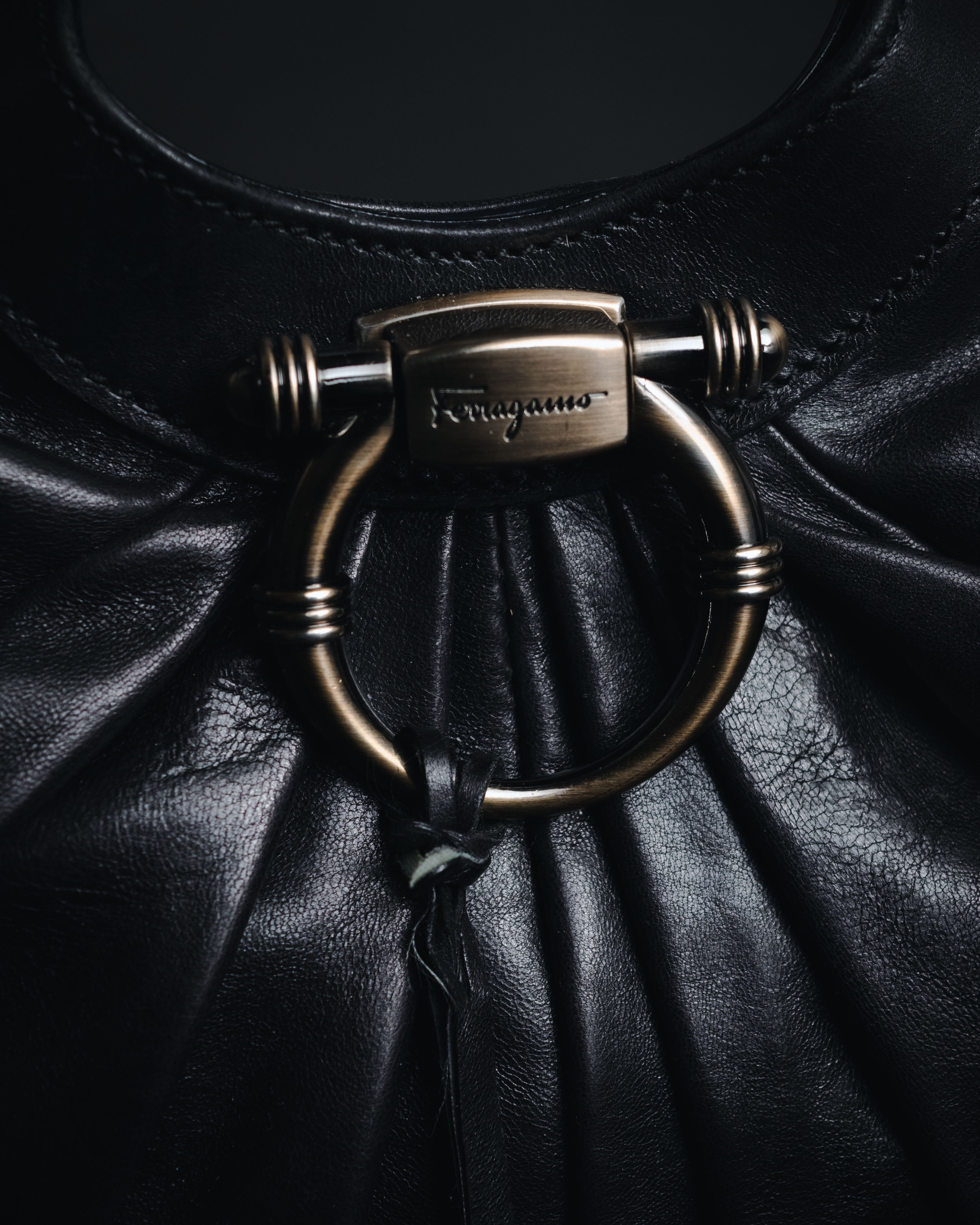 –SPECIAL– "Salvatore Ferragamo"
00’s Gancini gathered leather hobo bag