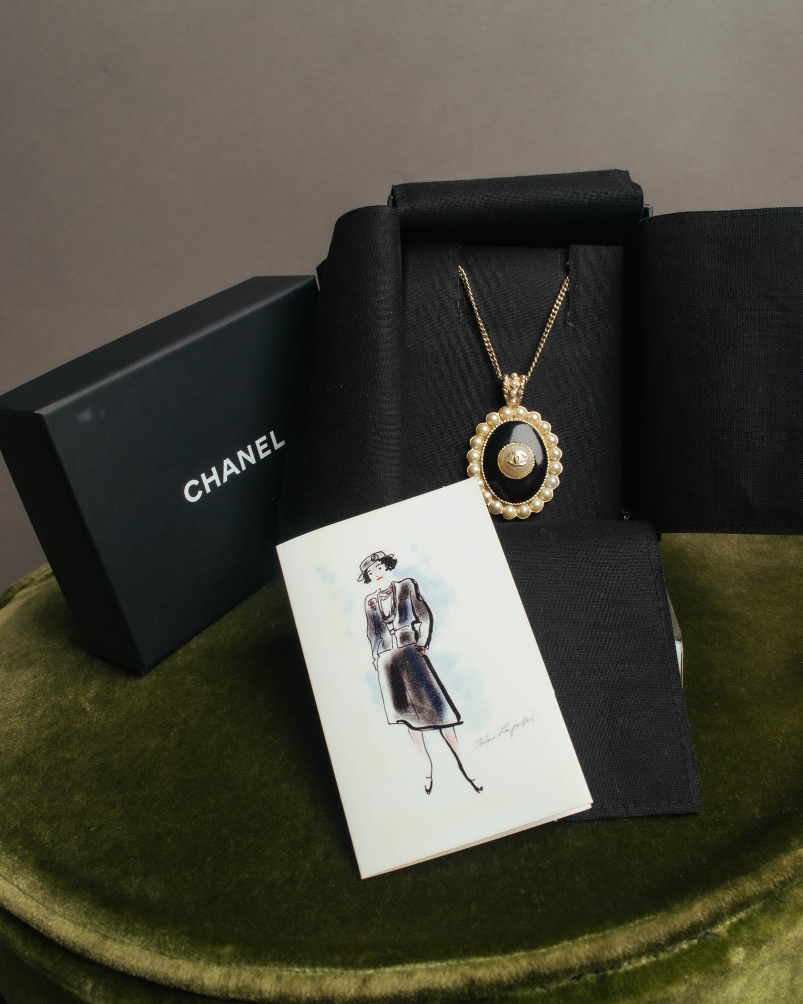 -SPECIAL- “CHANEL” 2017 Cruise Collection Pearl trimmed black pendant necklace