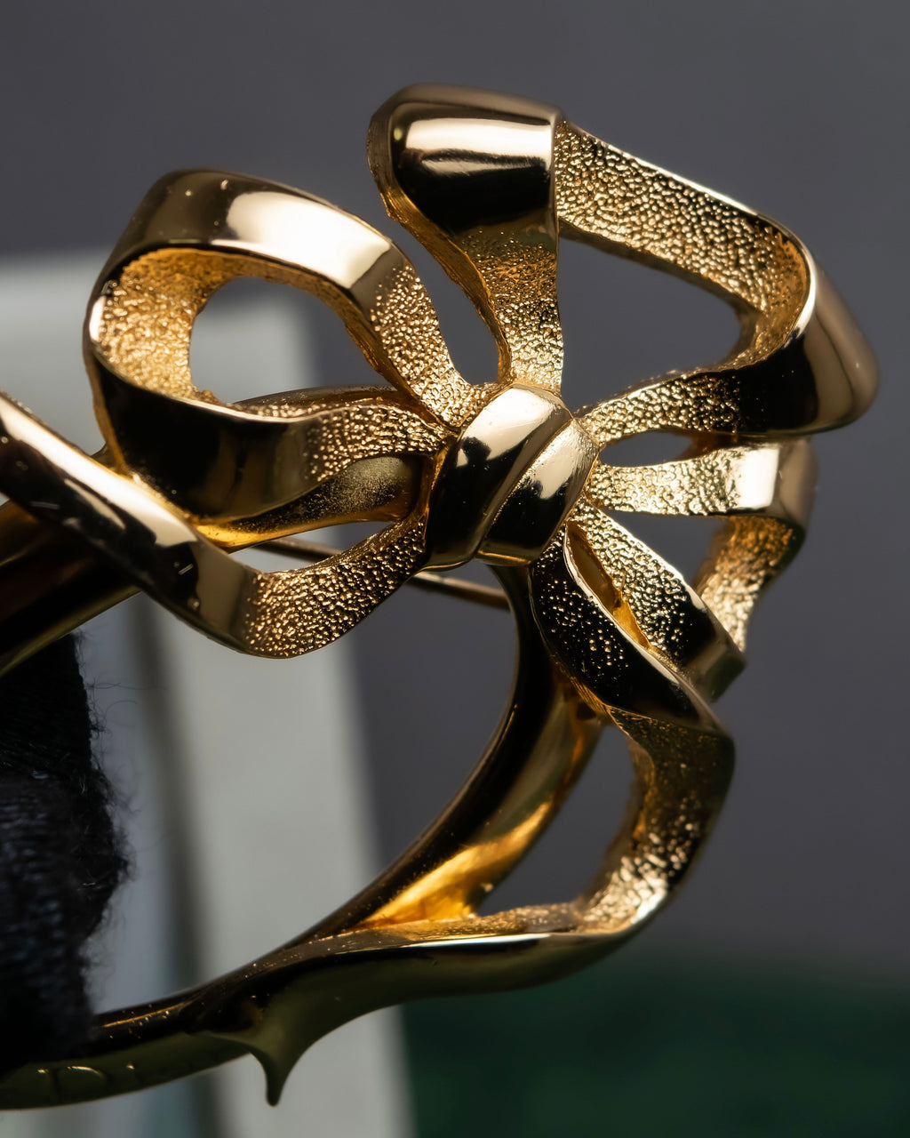 "Christian Dior" Oval ribbon motif gold brooch