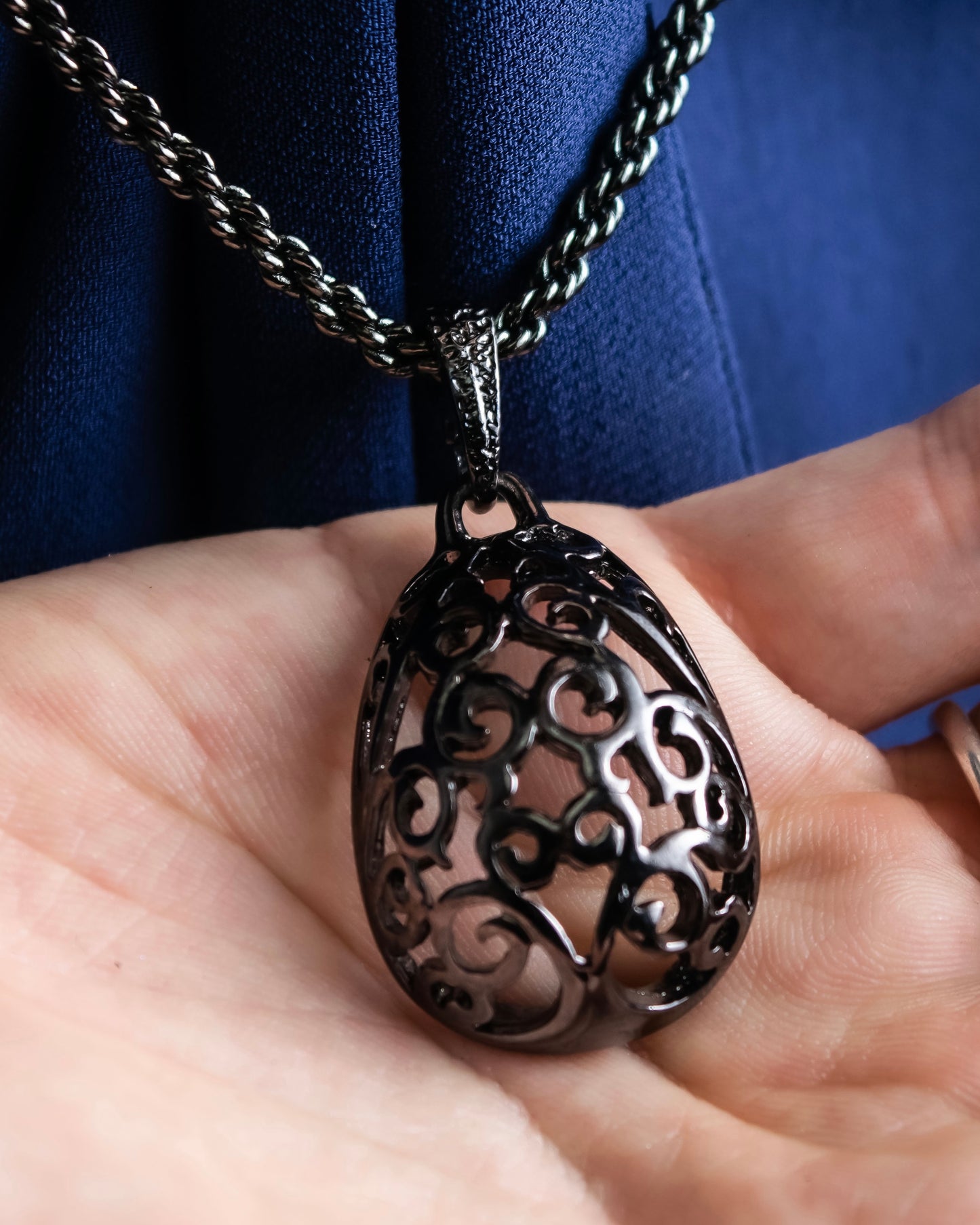 "YVES SAINT LAURENT" Elegant style arabesque pattern necklace