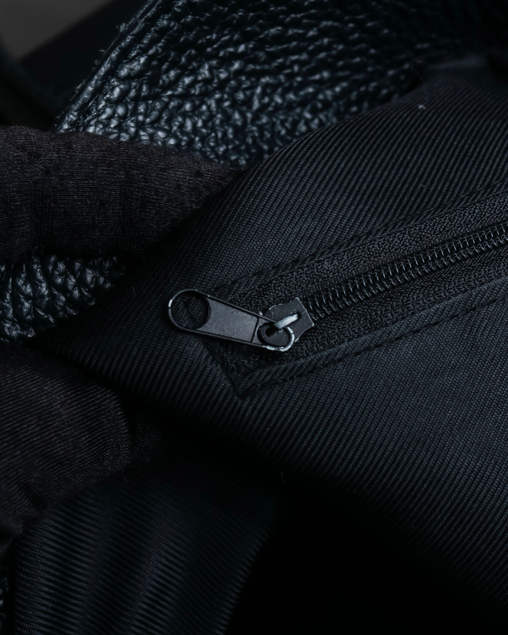 "AULENTTI" Gold closure belt design leather 2-way bag