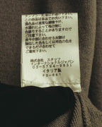 襟元内側の品質表示タグを写したカット。株式会社スタッフ インターナショナルジャパンの表記とイタリア製表記を確認できます。