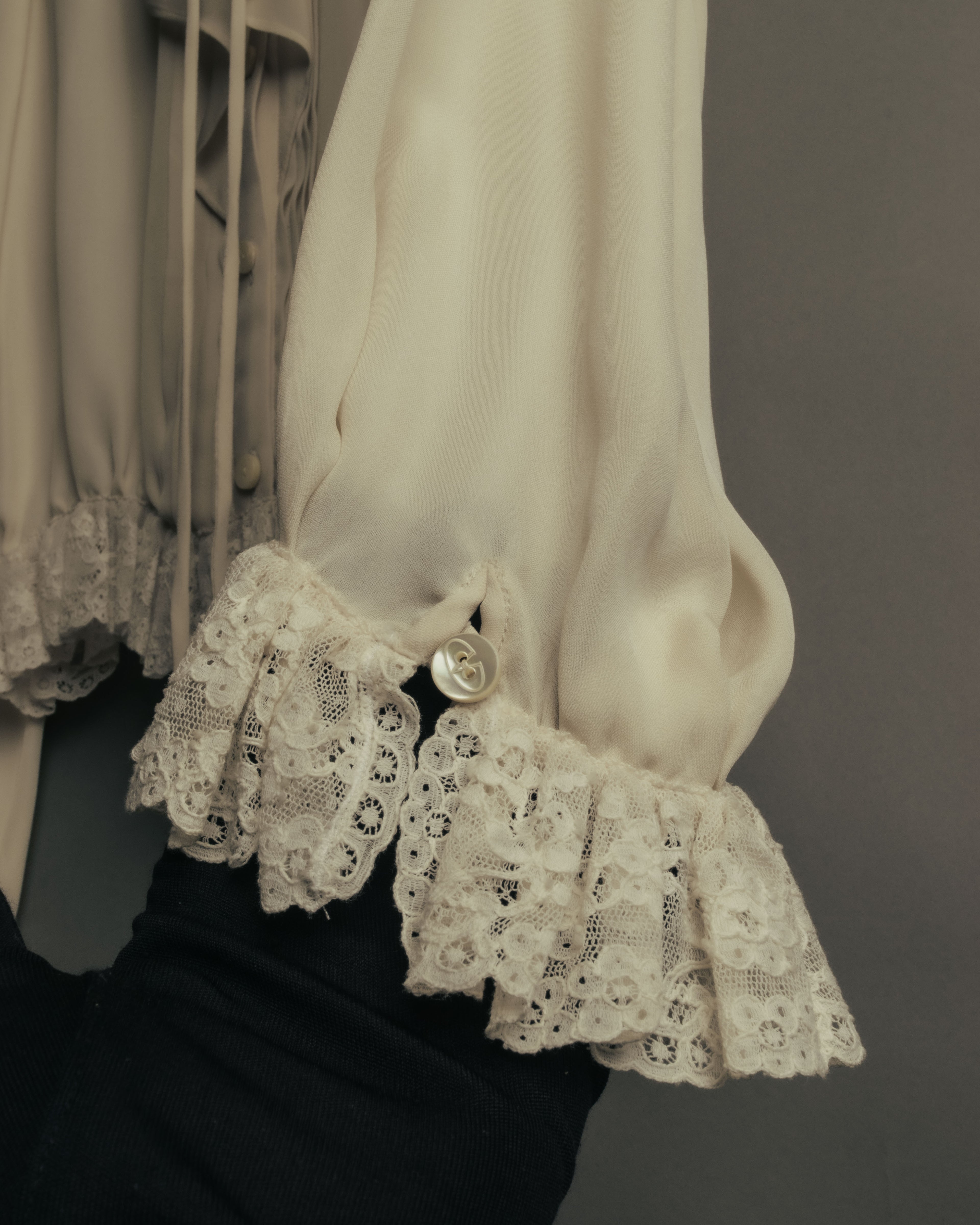 -SPECIAL- “VALENTINO” 1998-2008 Silk ruffled lace bow blouse