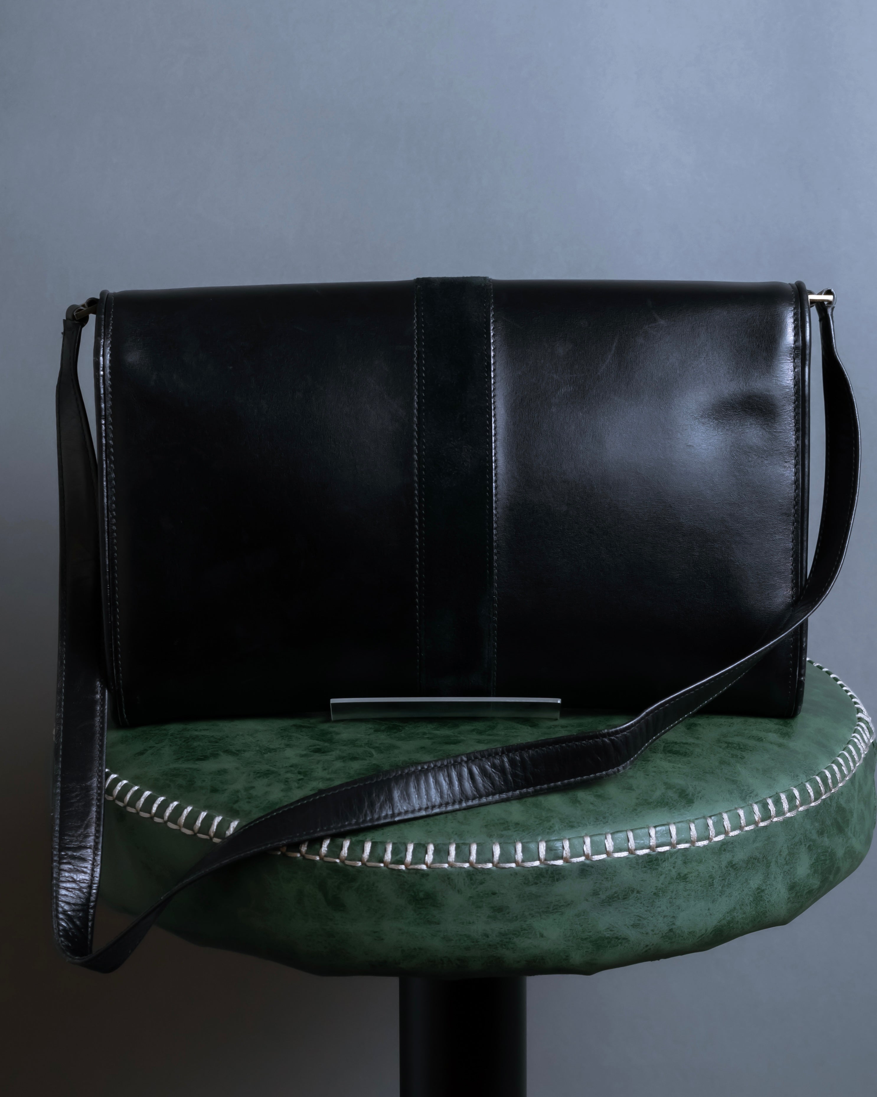 "GUCCI" Saddlery motif crisp design vintage leather shoulder bag