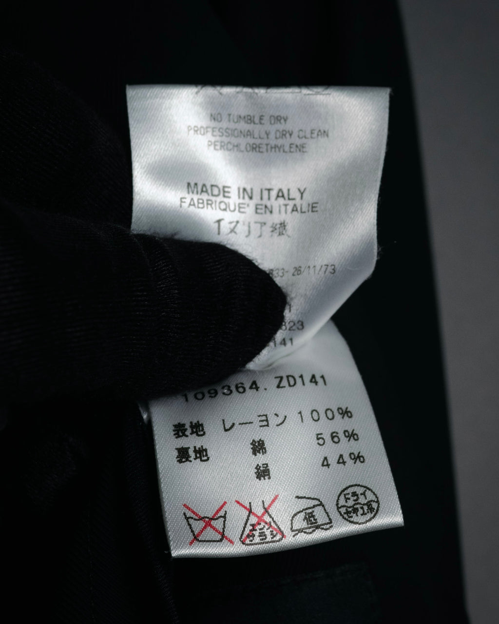 “GUCCI” Early 2000s satin peak lapel tailored jacket