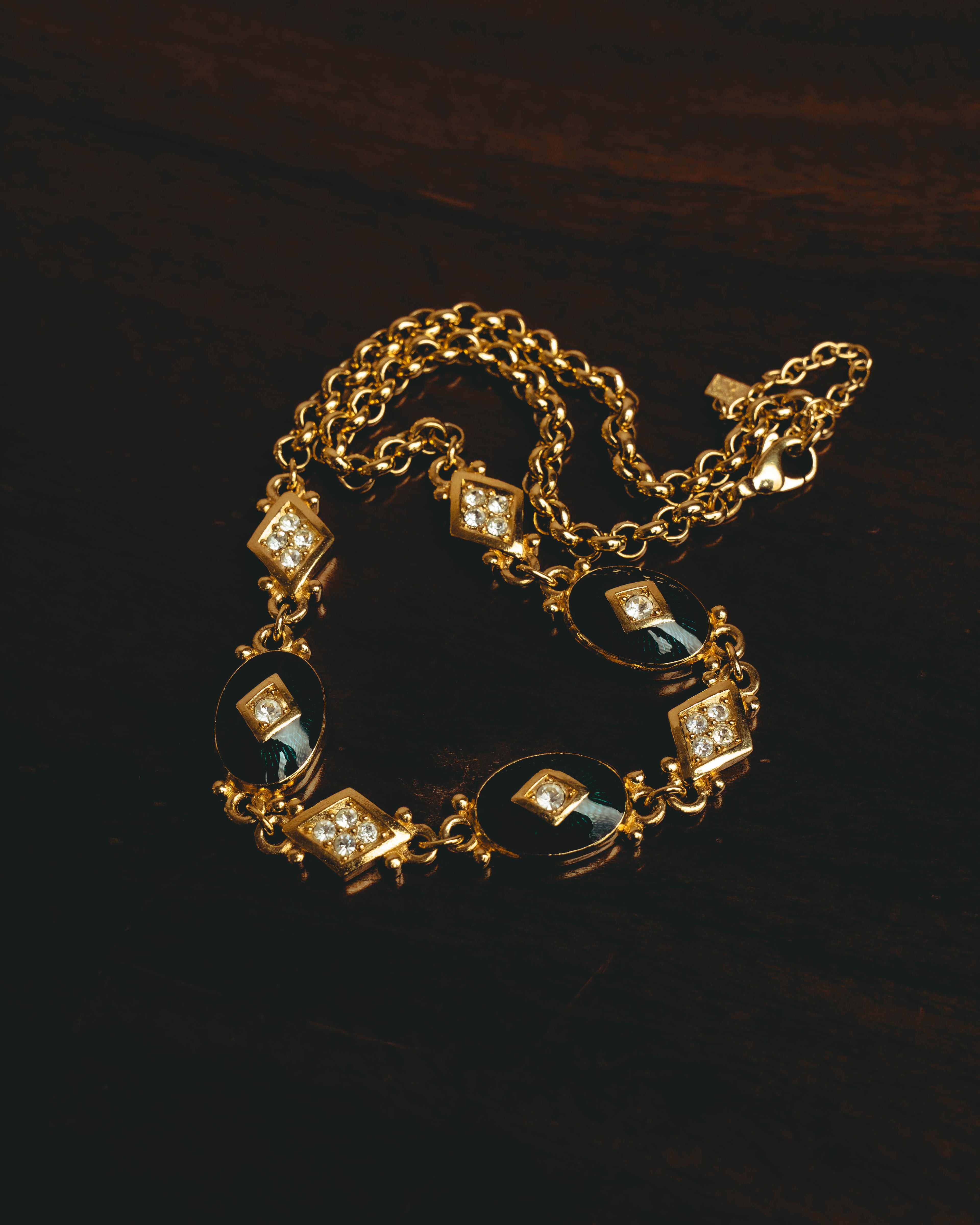 "BURBERRYS" 90's Emerald enamel costume jewelry necklace