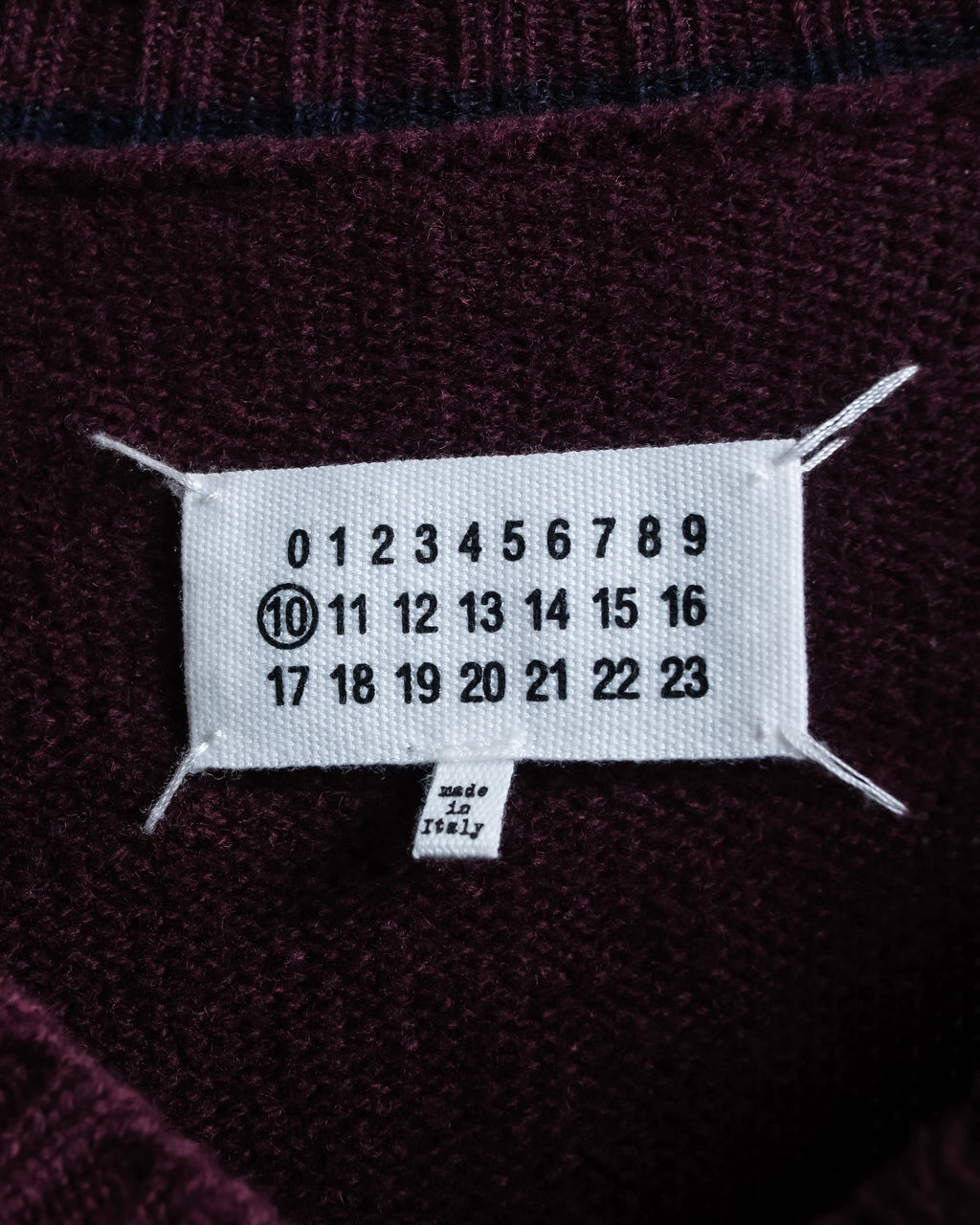 "MAISON MARGIELA"
20AW burgundy color V-neck knit