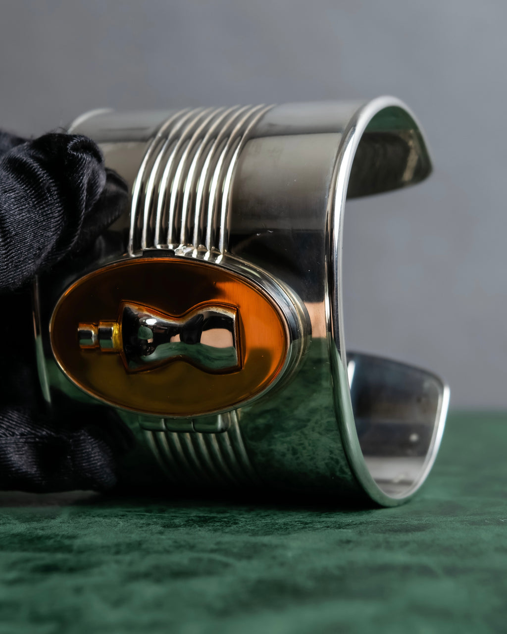 "JEAN PAUL GAULTIER" Torso motif solid perfume docking silver bangle