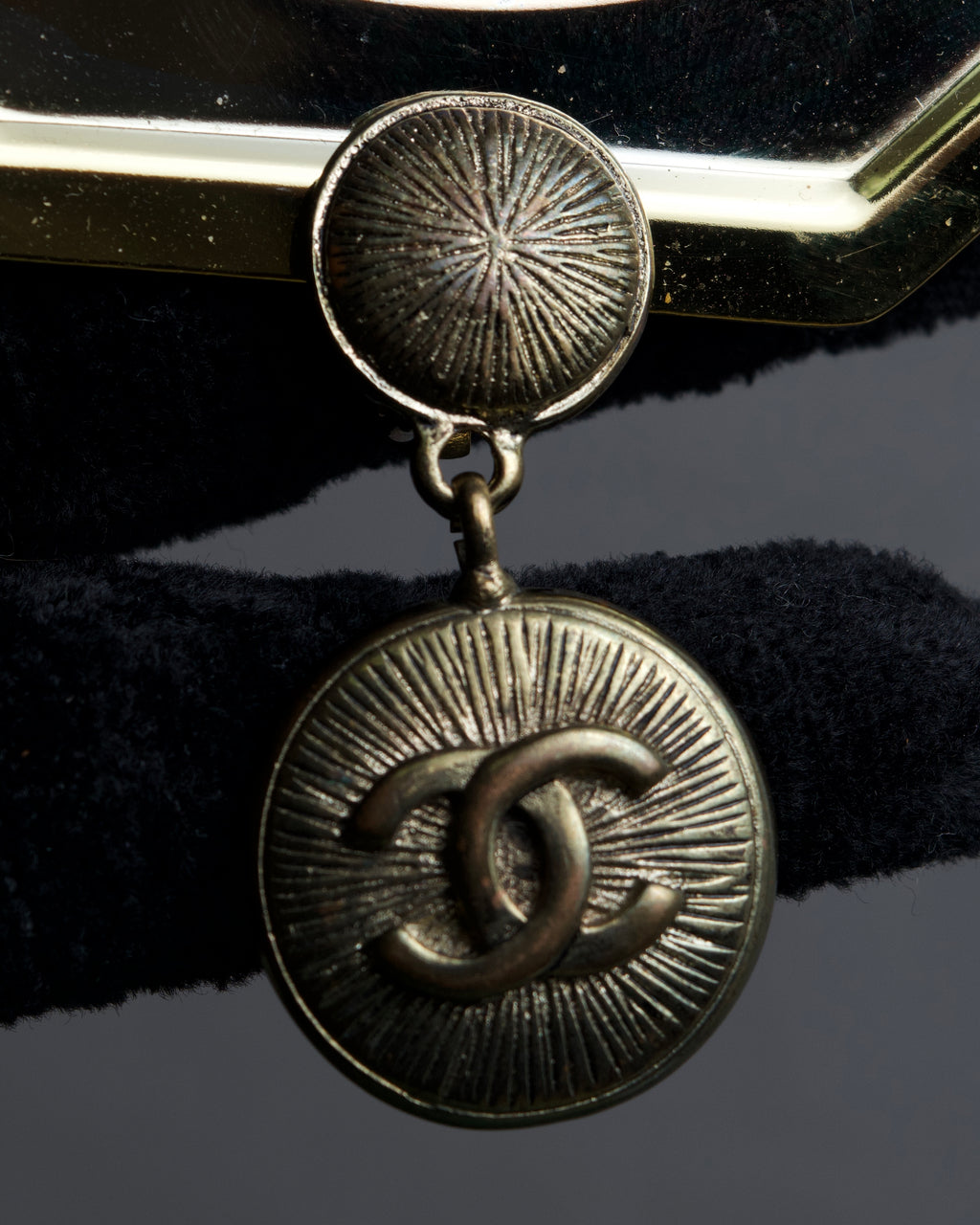 "CHANEL" Coco mark engraved gold earring