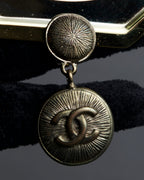 "CHANEL" Coco mark engraved gold earring