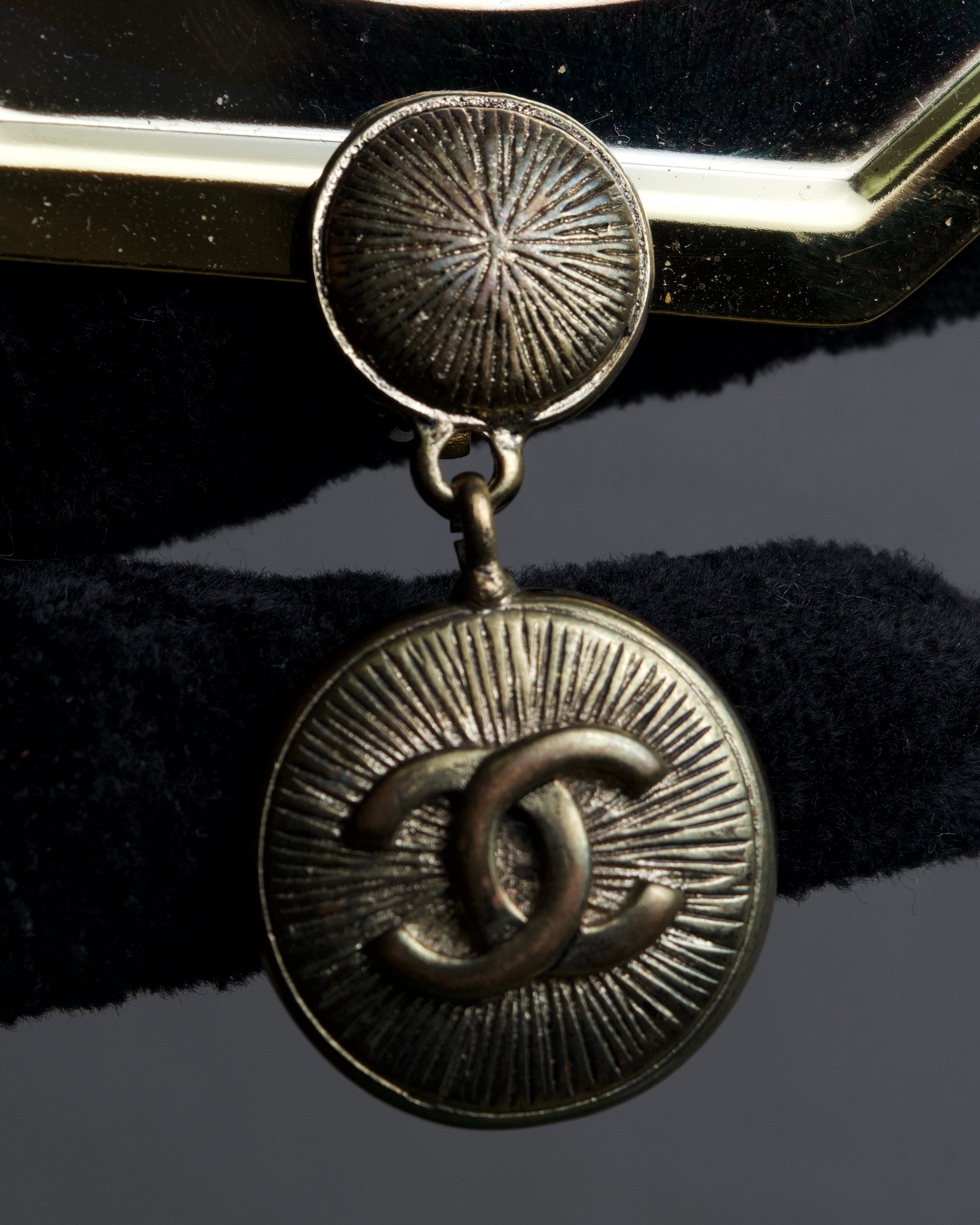 "CHANEL" Coco mark engraved gold earring