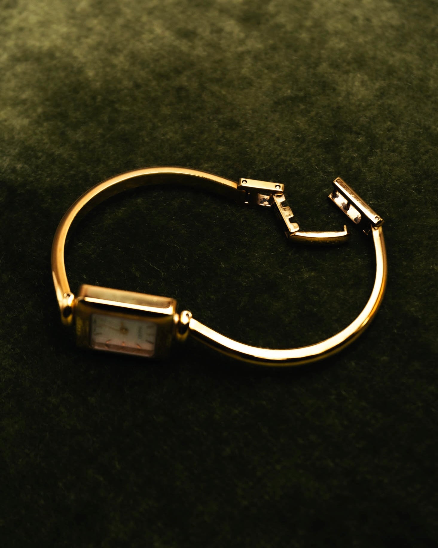 -SPECIAL- “GUCCI” 90’s-00’s 1900L gold tone bangle watch