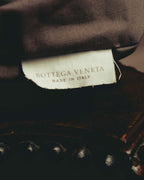 ブラウン系の内装生地に配された、BOTTEGA VENETAとMADE IN ITALYの二段表記による生成り色の織物タグ。