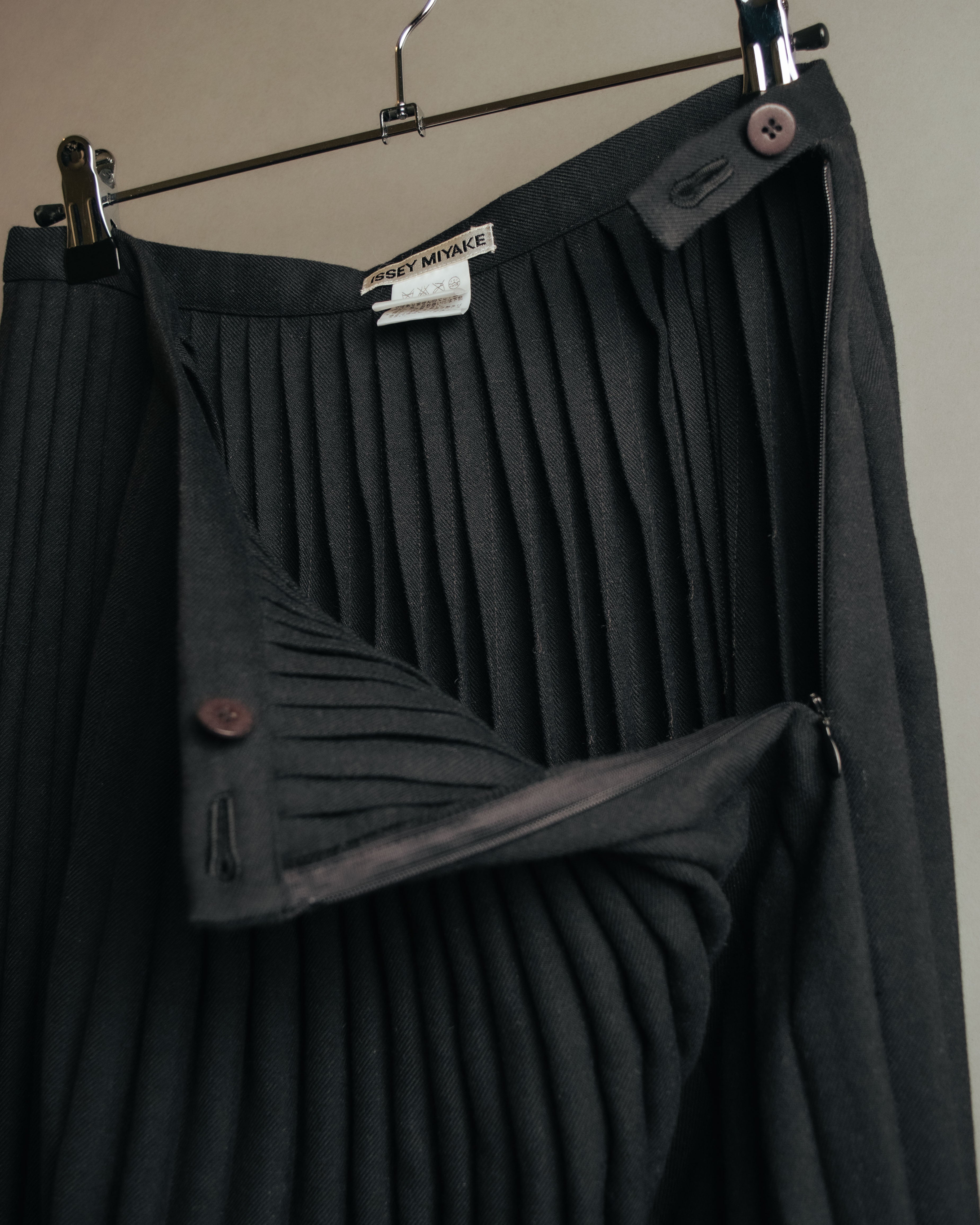 “ISSEY MIYAKE” 00’s wool blend pleated cutwork skirt