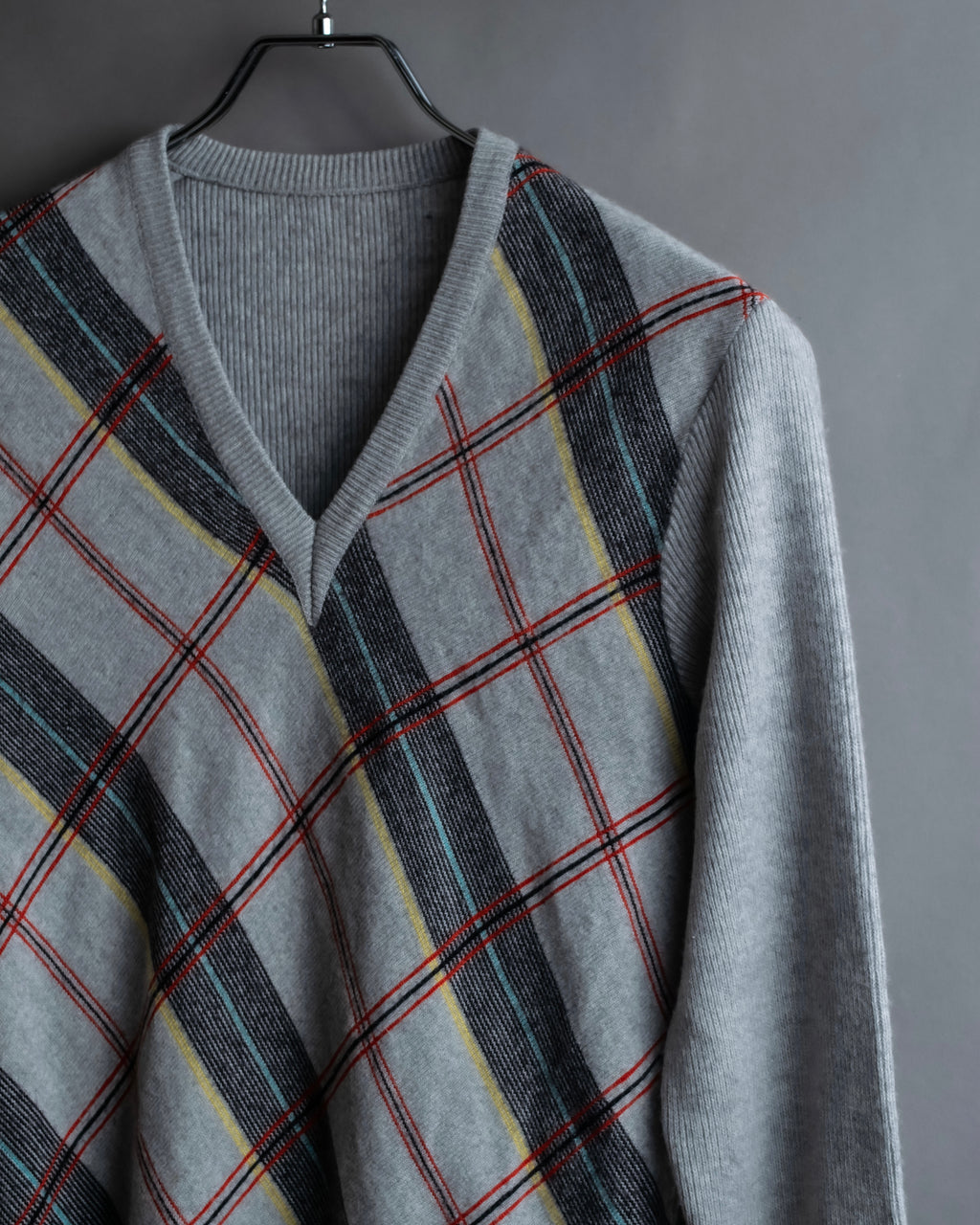 Diagonal deformed check rib knit.