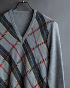 Diagonal deformed check rib knit.