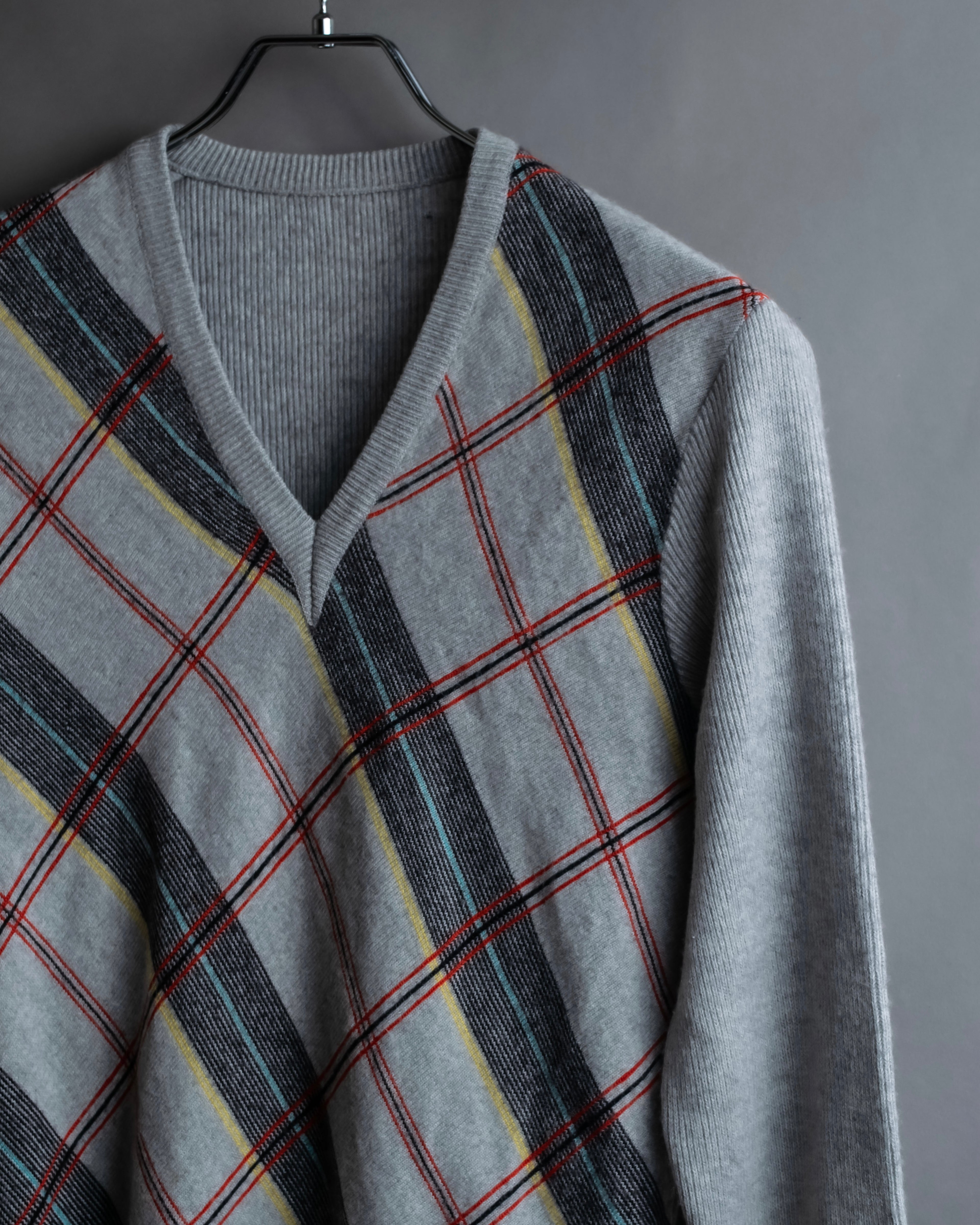 Diagonal deformed check rib knit.