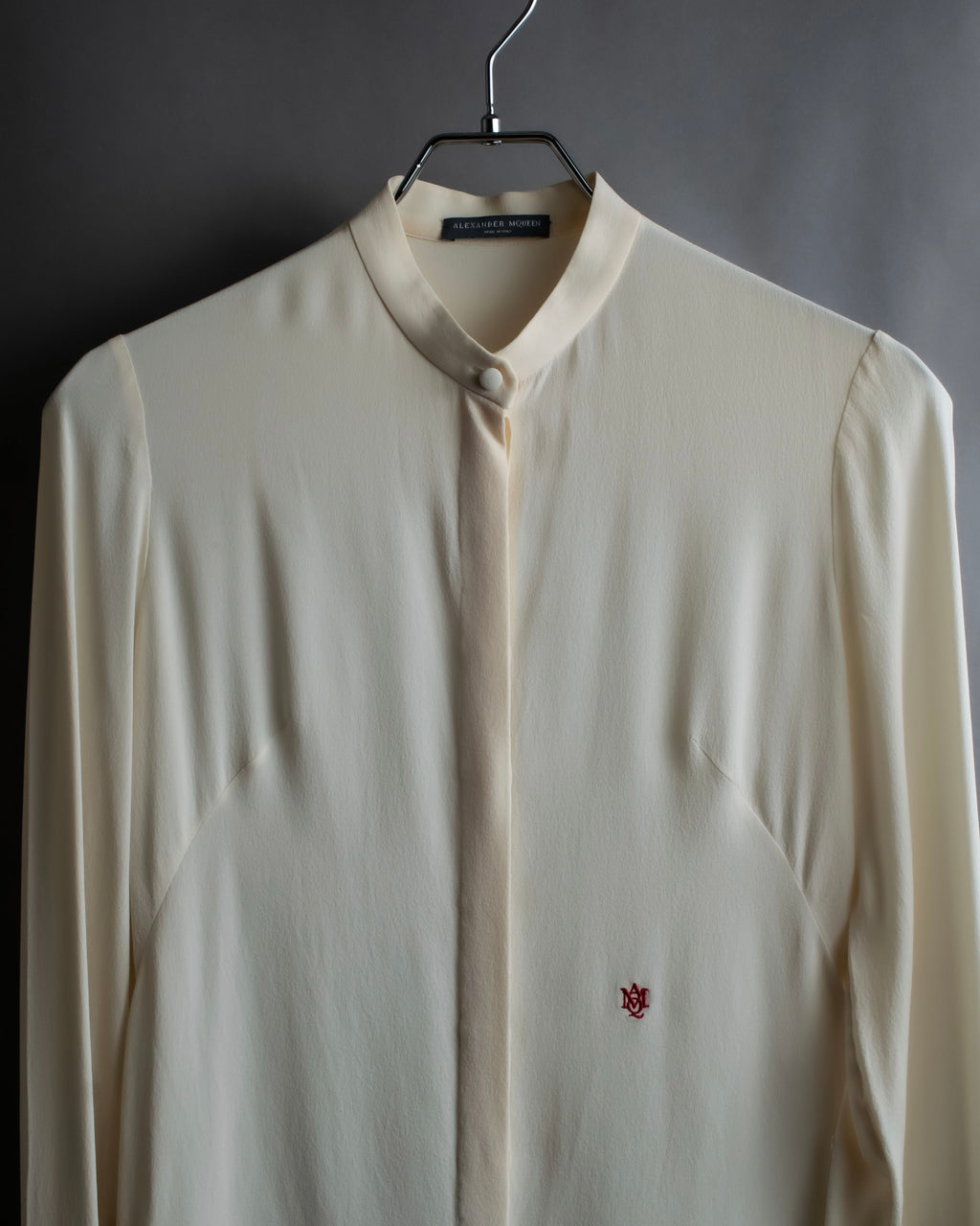 Camisa de seda con bordado en forma de logotipo "Alexandar McQueen" sin cuello