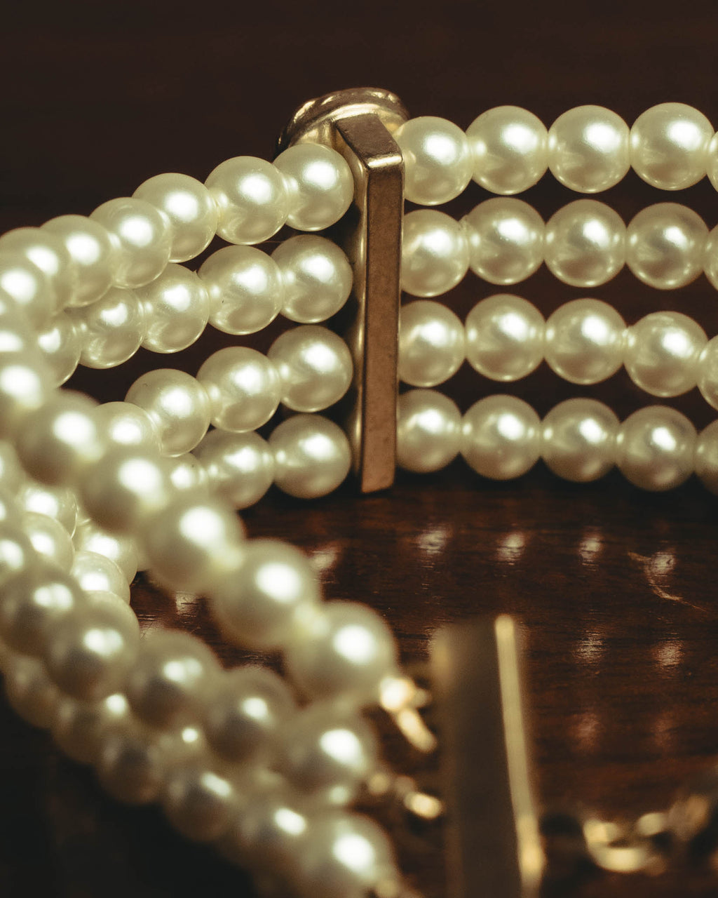 –SPECIAL– “Christian Dior” 2018-2025 Four-strand faux pearl bracelet with sculptural oval accents