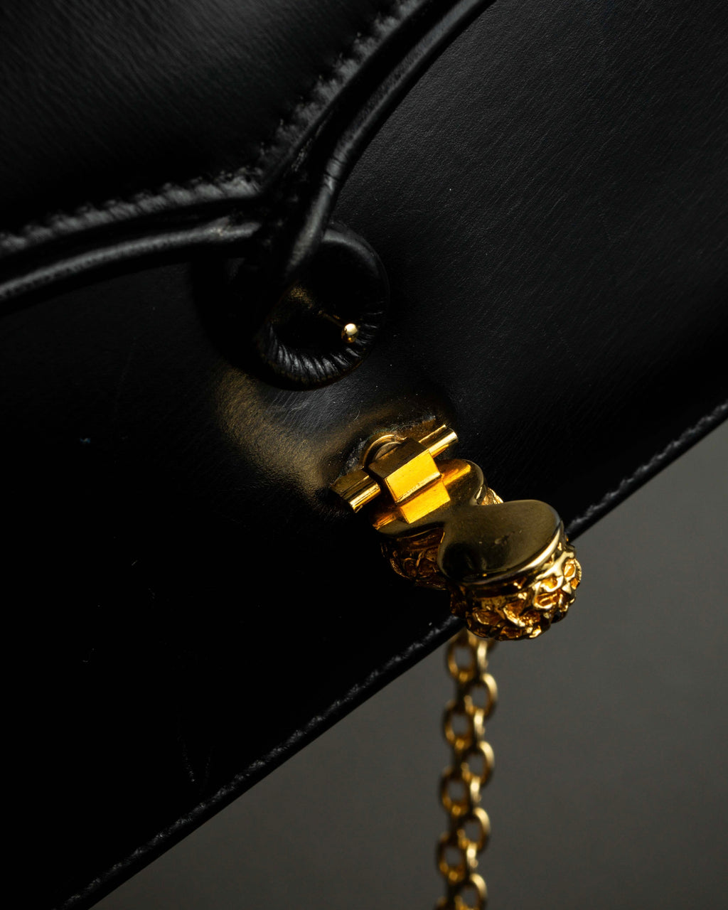 "GUCCI" Filigree vintage design chain shoulder leather bag