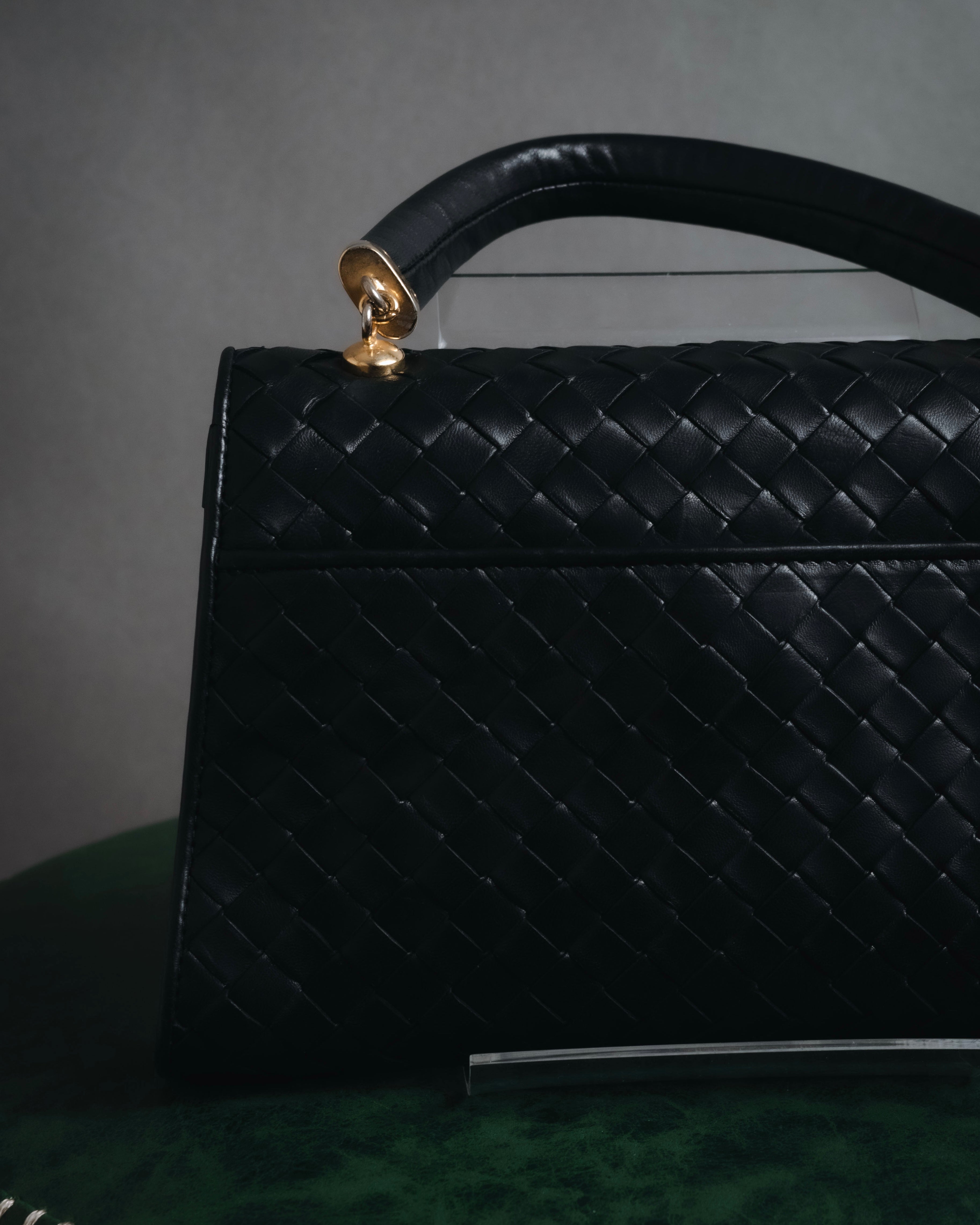 –SPECIAL– "BOTTEGA VENETA"
Late 80s–Early 90s Intrecciato trapezoid leather bag