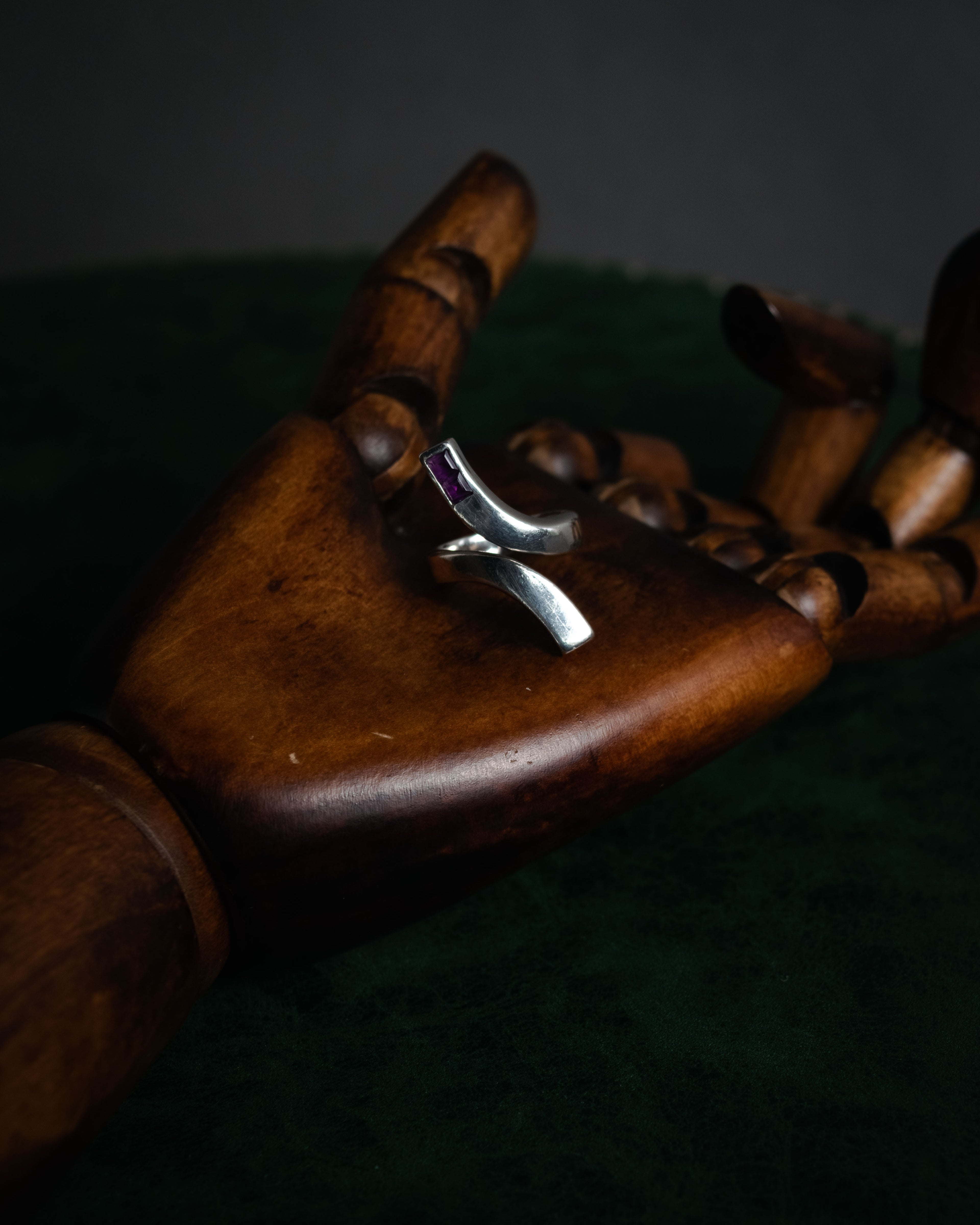 “GUCCI” 1990’s-2000’s Amethyst bypass silver ring