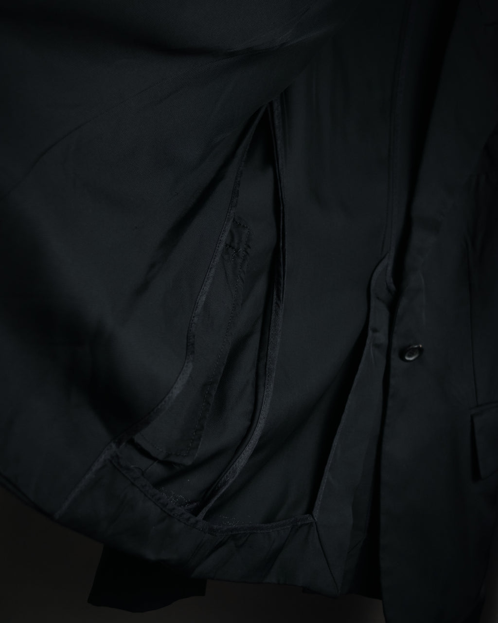 “GUCCI” Early 2000s satin peak lapel tailored jacket