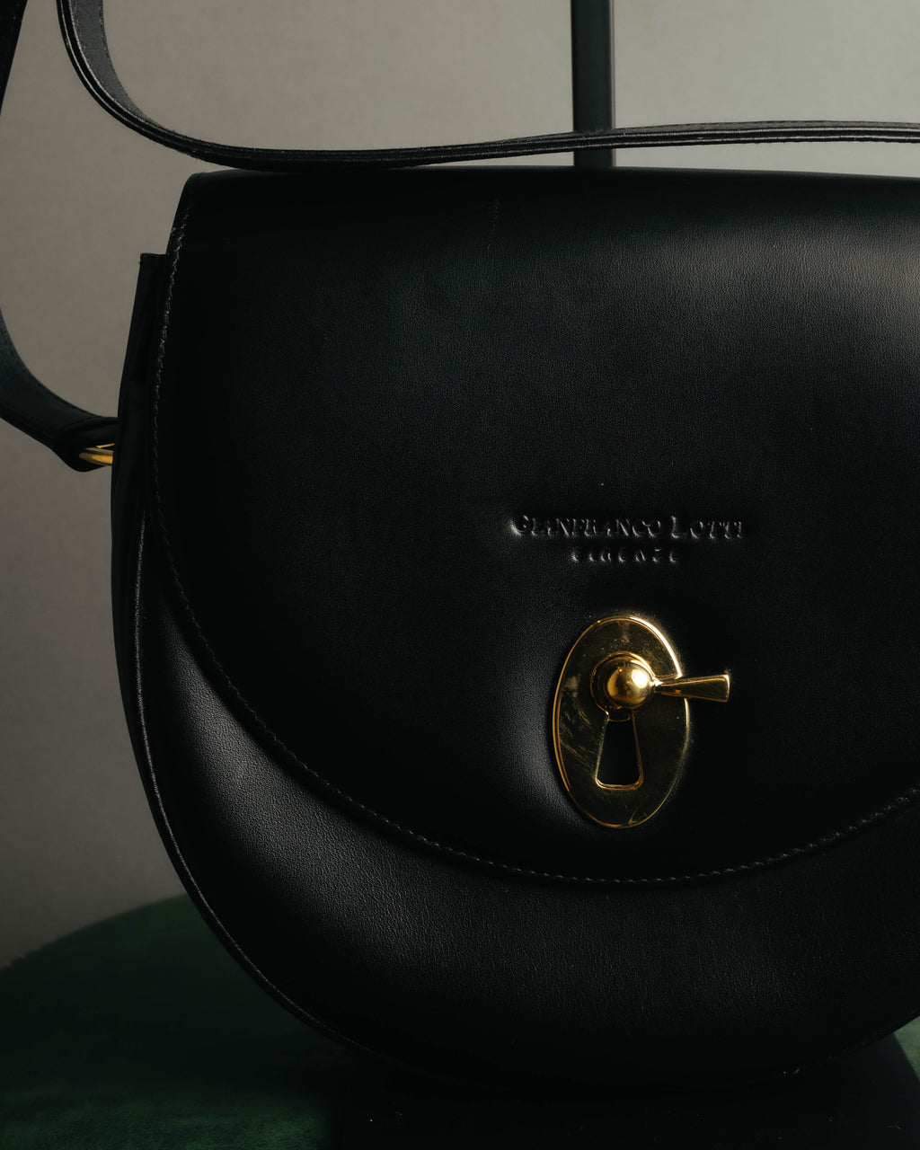 “Gianfranco Lotti” 90’s-00’s Black leather turn lock shoulder bag