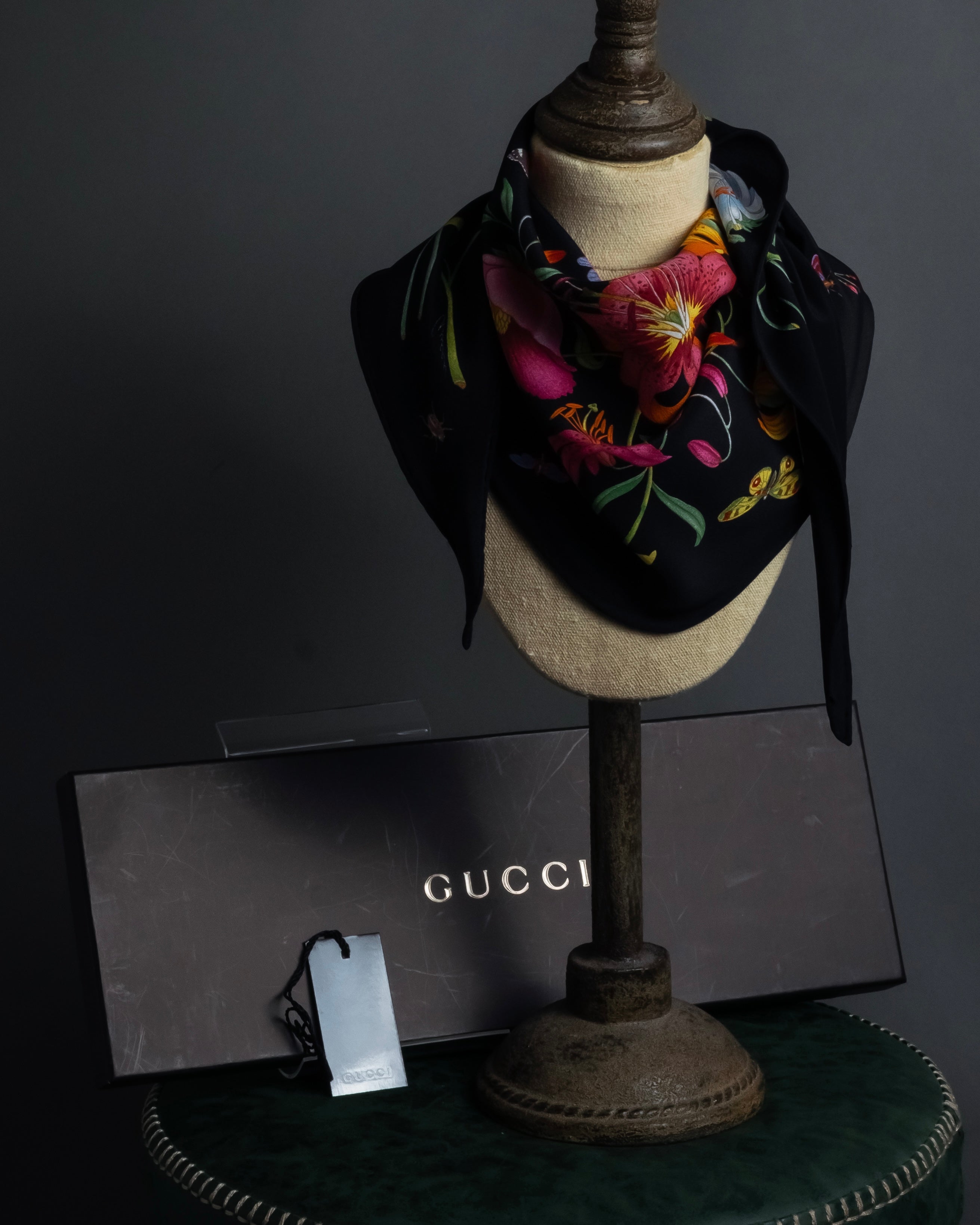GUCCI (グッチ) - スカーフ - ブラック - 花柄 昆虫柄 シルク フラワー