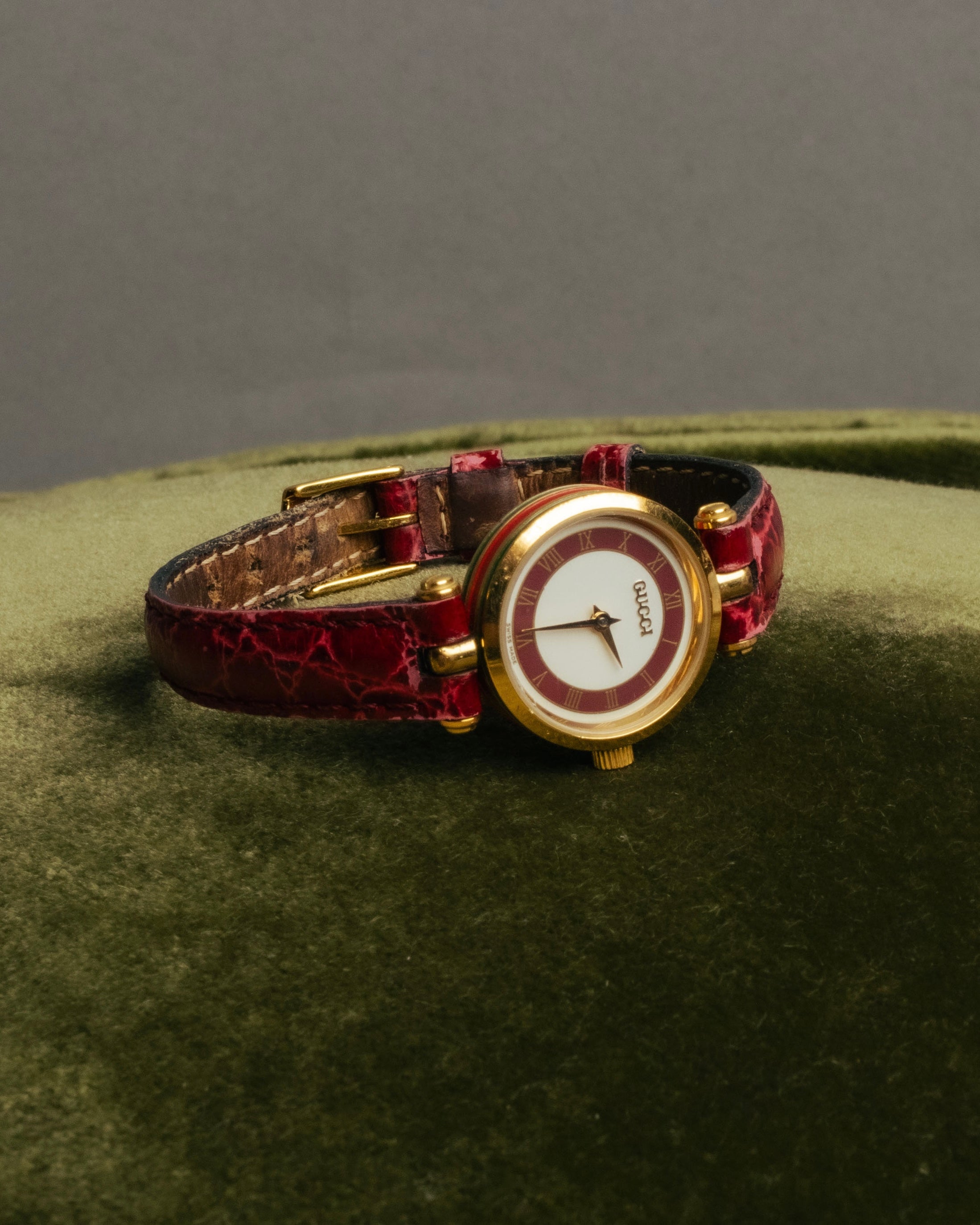 "GUCCI" 80's-90's Sherry line web stripe round watch with roman dial