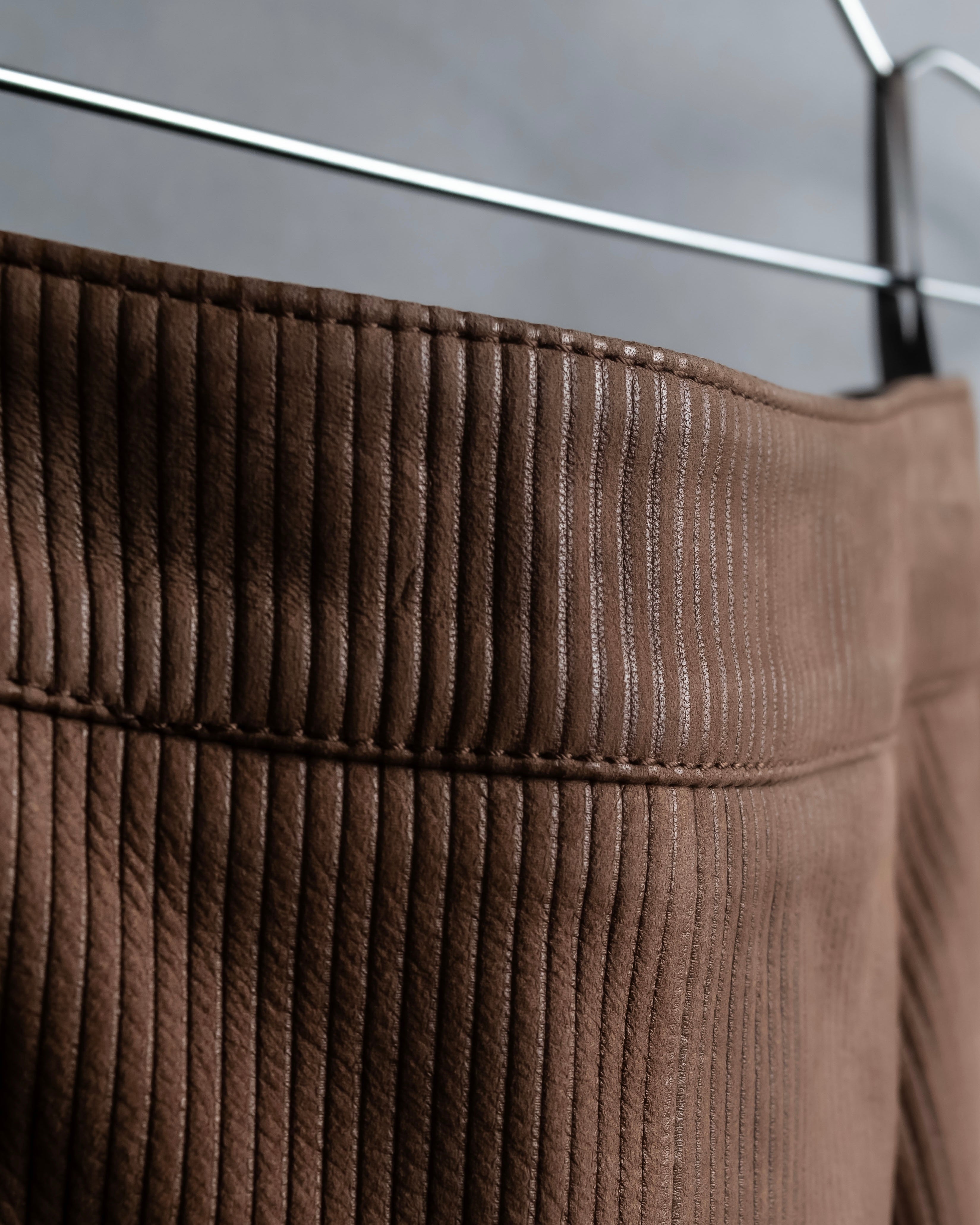 "LOEWE" Three-dimensional ribbed lamb leather set up