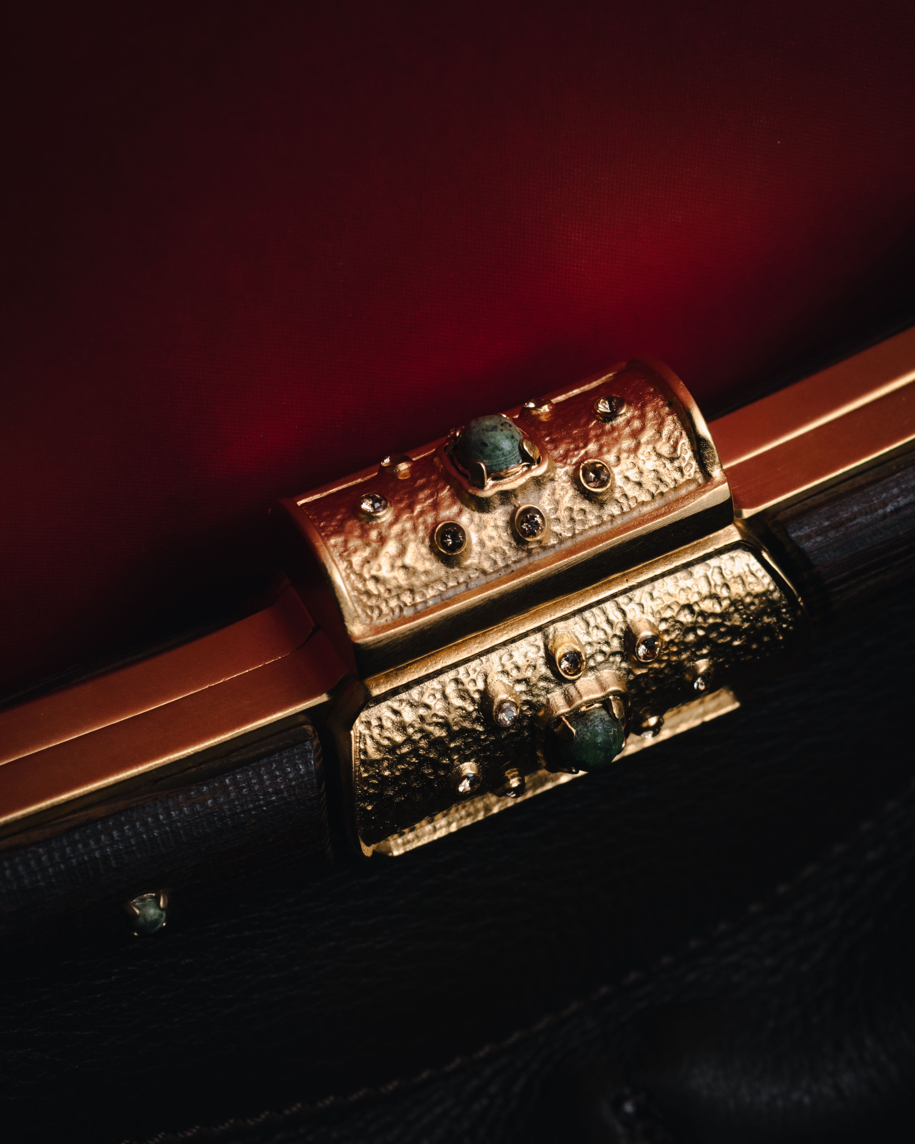 –SPECIAL– "VALENTINO GARAVANI"
00’s Jeweled frame leather bag