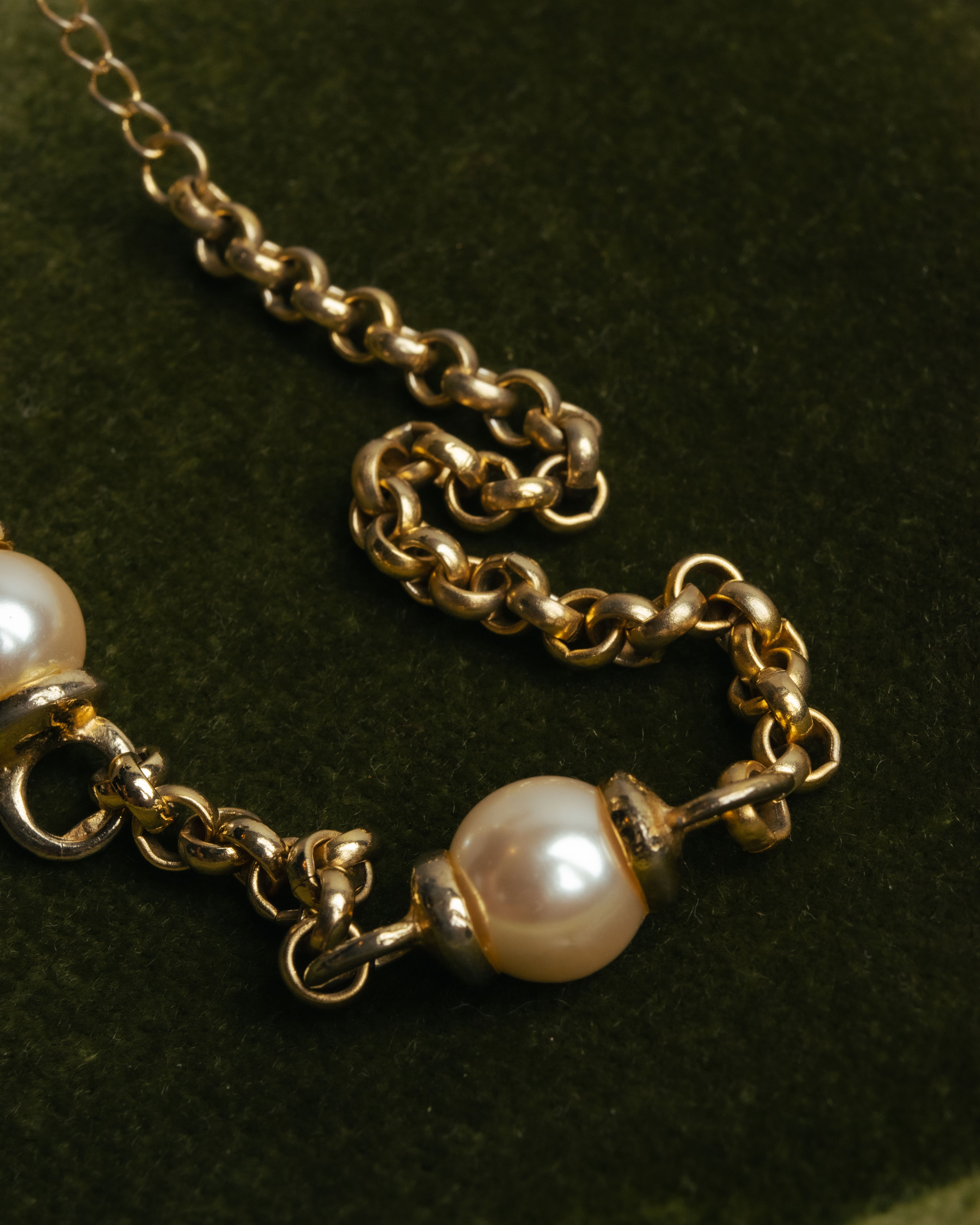 "YVES SAINT LAURENT" 80's-90's Gold-tone rolo chain necklace with faux pearl accents