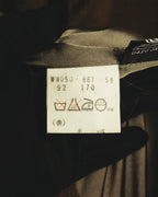 旧式の日本語洗濯表示と、身体寸法を基準とする92／170のサイズ表記を確認できる内タグのカット。
