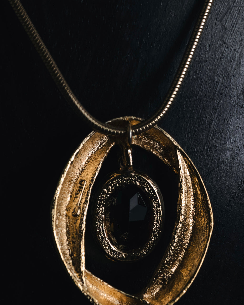 "Vintage" 80’s Sculptural oval stone pendant necklace