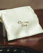 Christian Diorのロゴ表記が入る、付属のサテン調ポーチを写したカット。箱とともに付属する保管用アイテムです。
