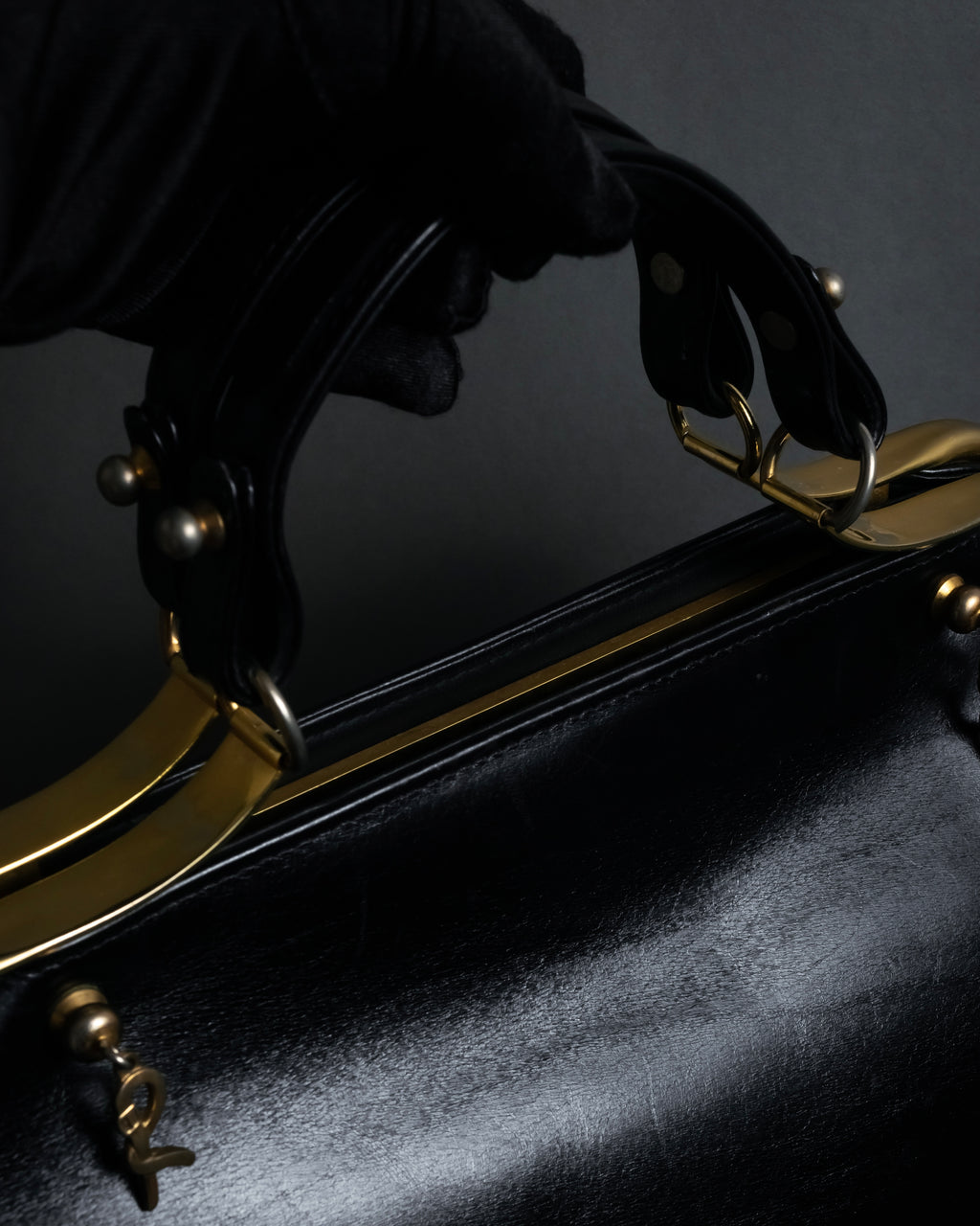 "Roberta Di Camerino" Logo motif charm design modern doctor bag