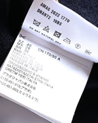 内タグに「AMAS 2022 1770」「DNA972」の表記、サイズ40、イタリア製、ウール100パーセントの素材表記が確認できるカット。洗濯表示もあわせて写しています。