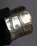"END CUSTOM JEWELLERS" Square pattern wavy silver bangle