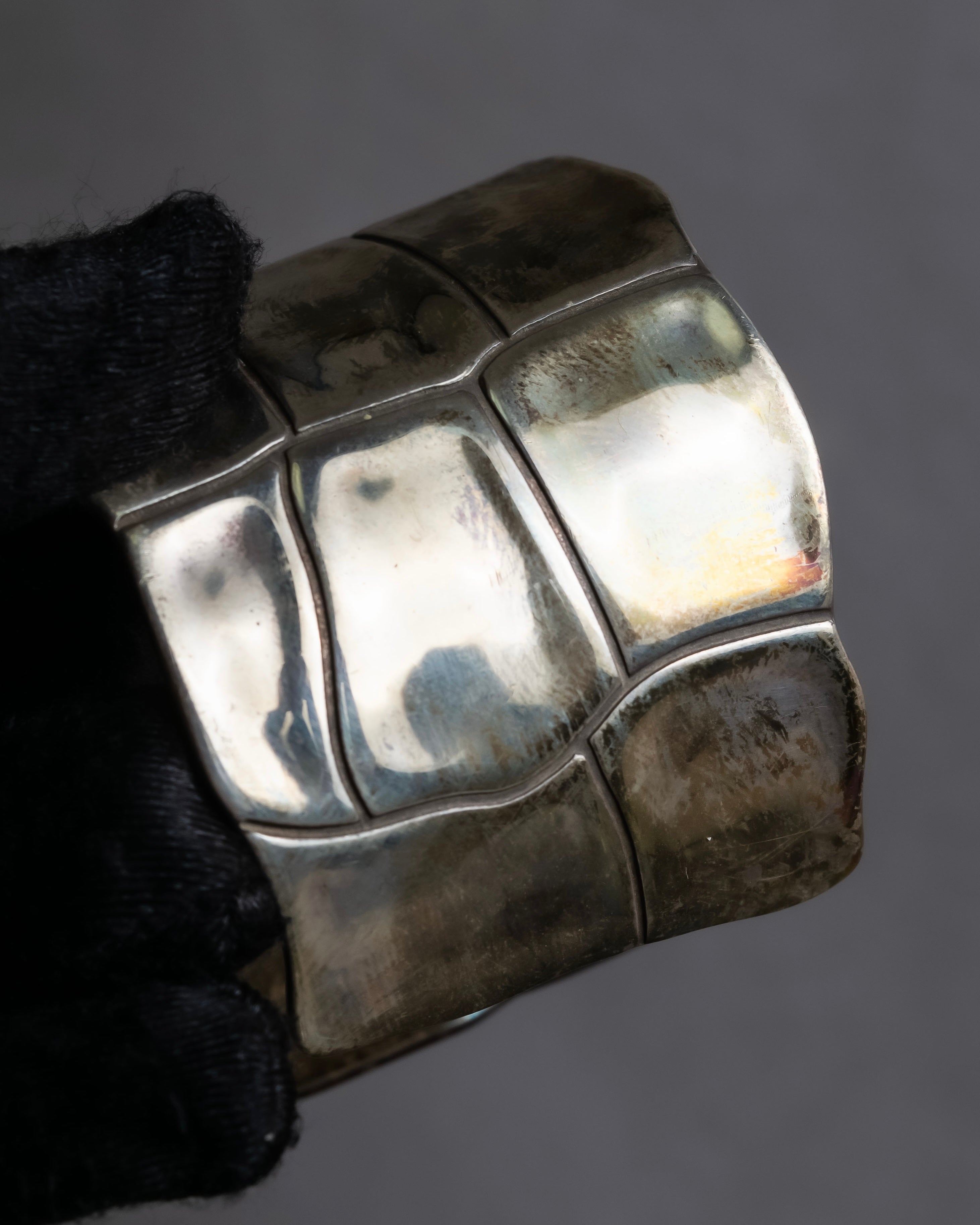 "END CUSTOM JEWELLERS" Square pattern wavy silver bangle