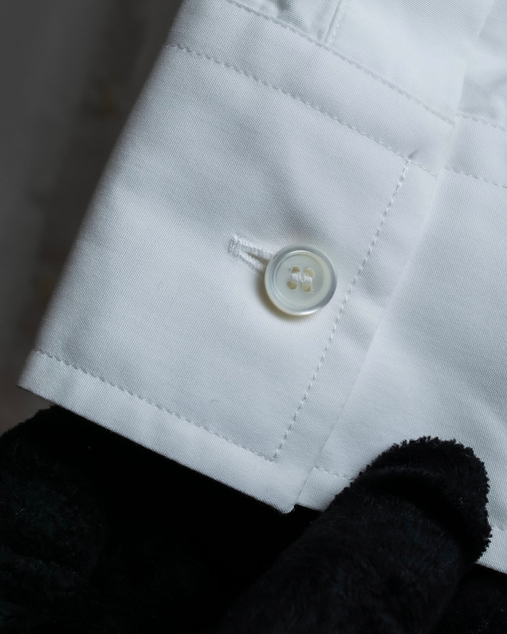 "BURBERRY" Wide collar embroidered emblem white shirt