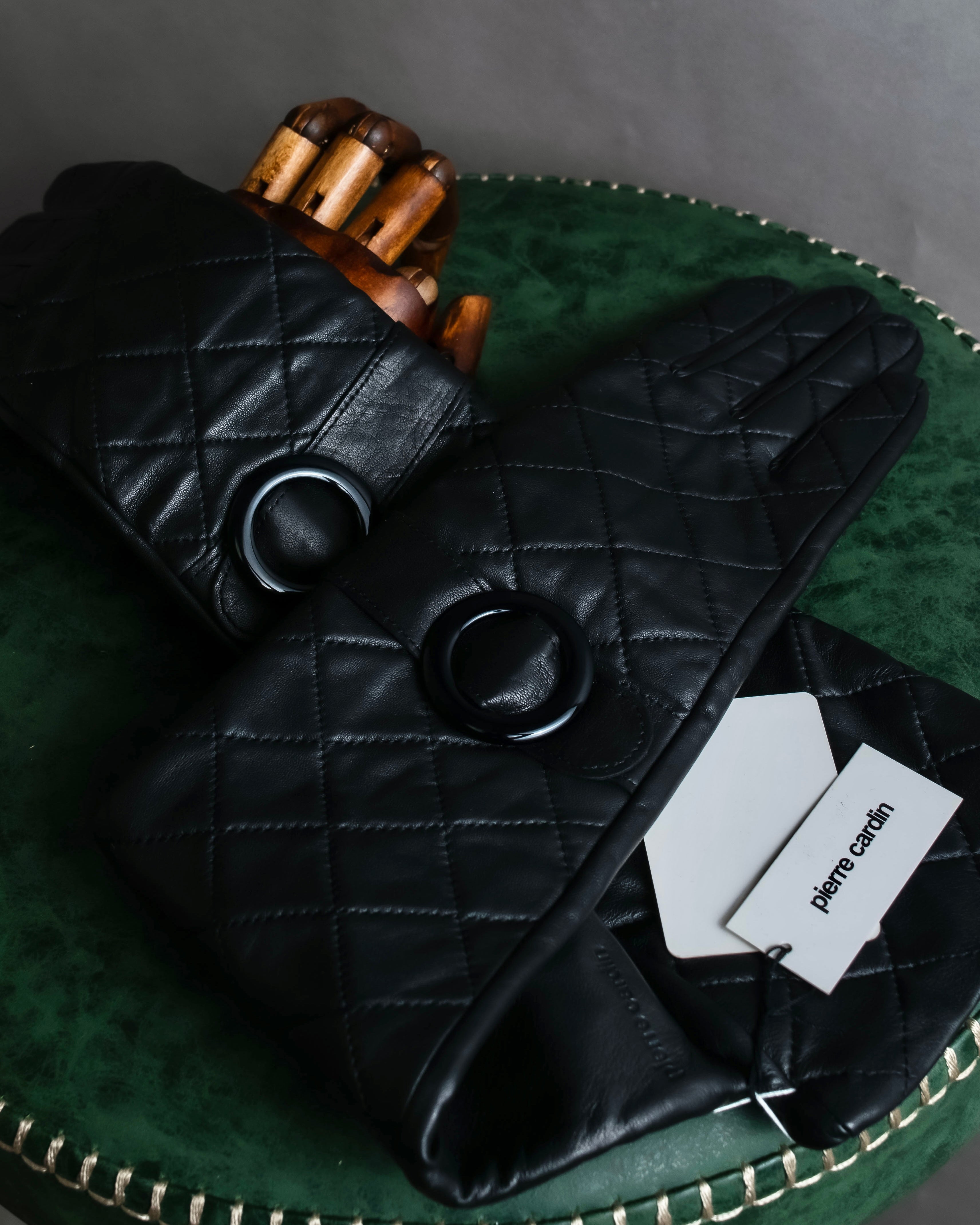 "Pierre Cardin" Belt buckle design quilted leather gloves