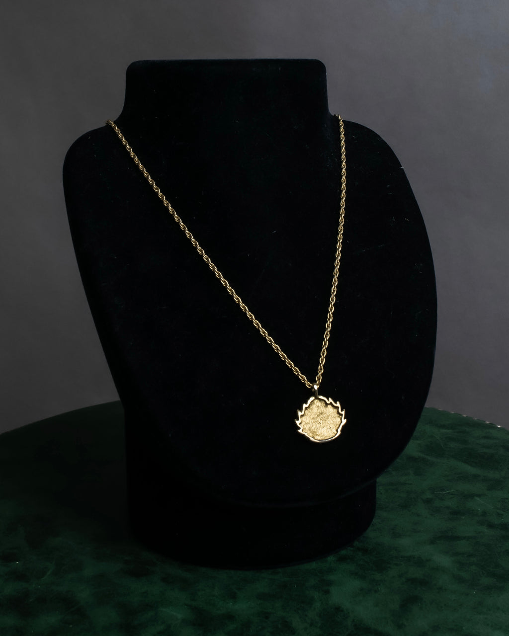 "BURBERRYS" Equestrian logo engraved motif necklace