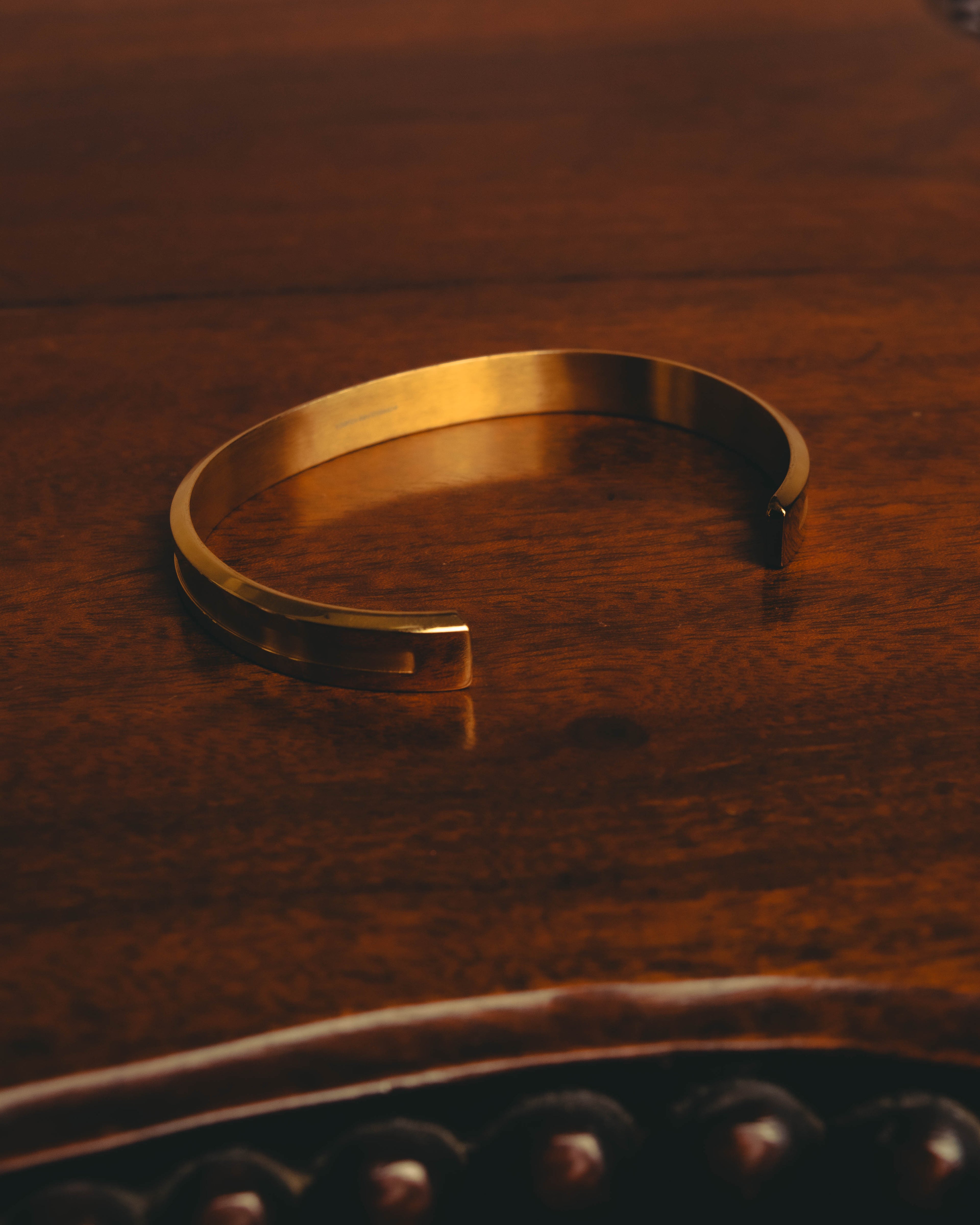 "Daniel Wellington" 20's Sleek gold cuff bracelet