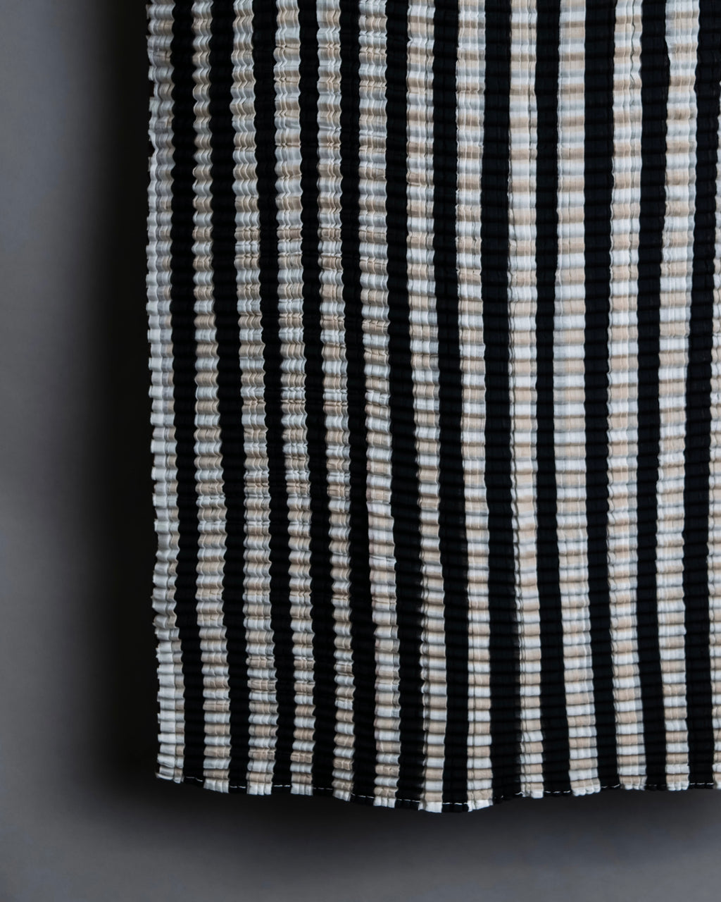 “ISSEY MIYAKE” pleats designed no sleeves high neck top