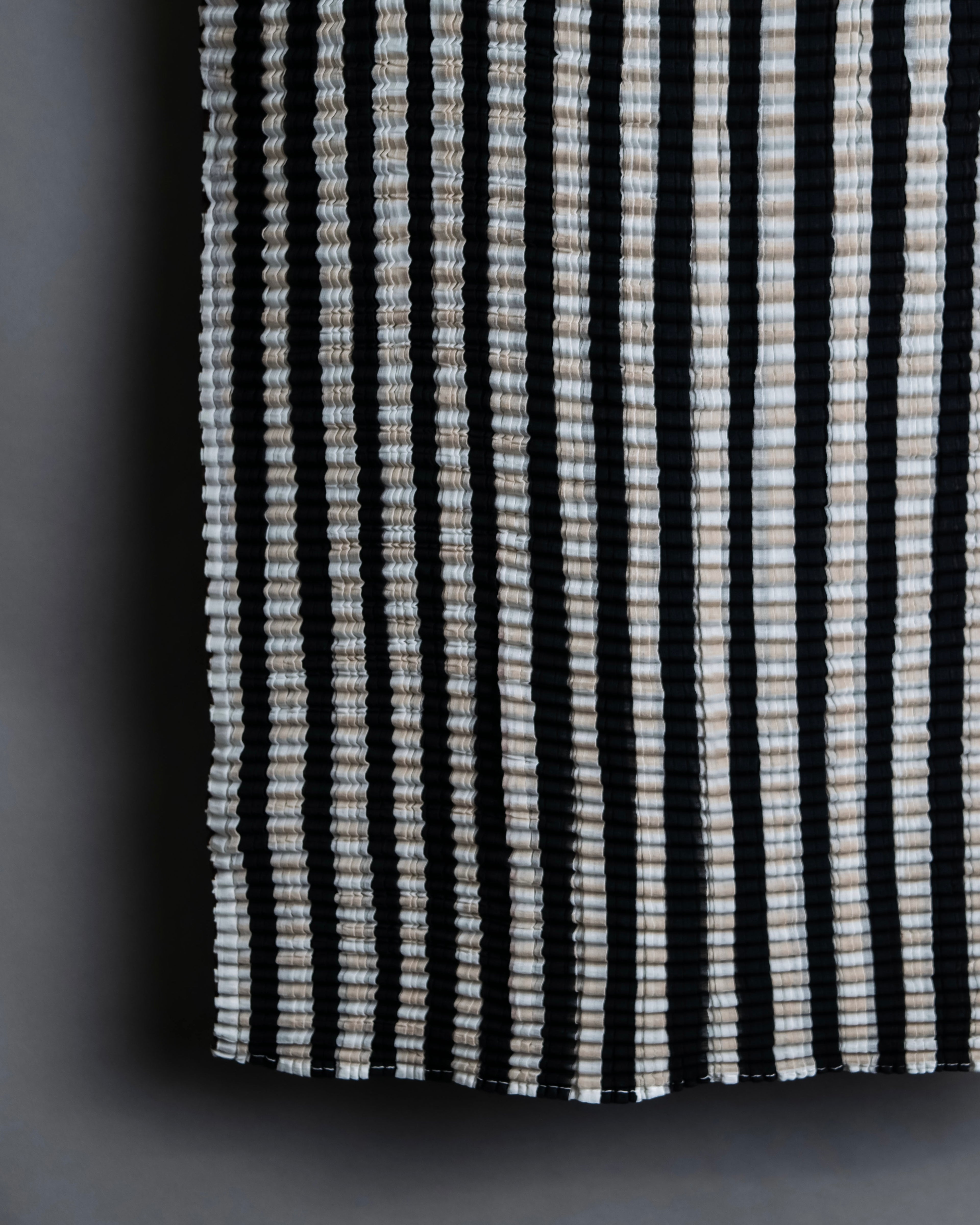 “ISSEY MIYAKE” pleats designed no sleeves high neck top