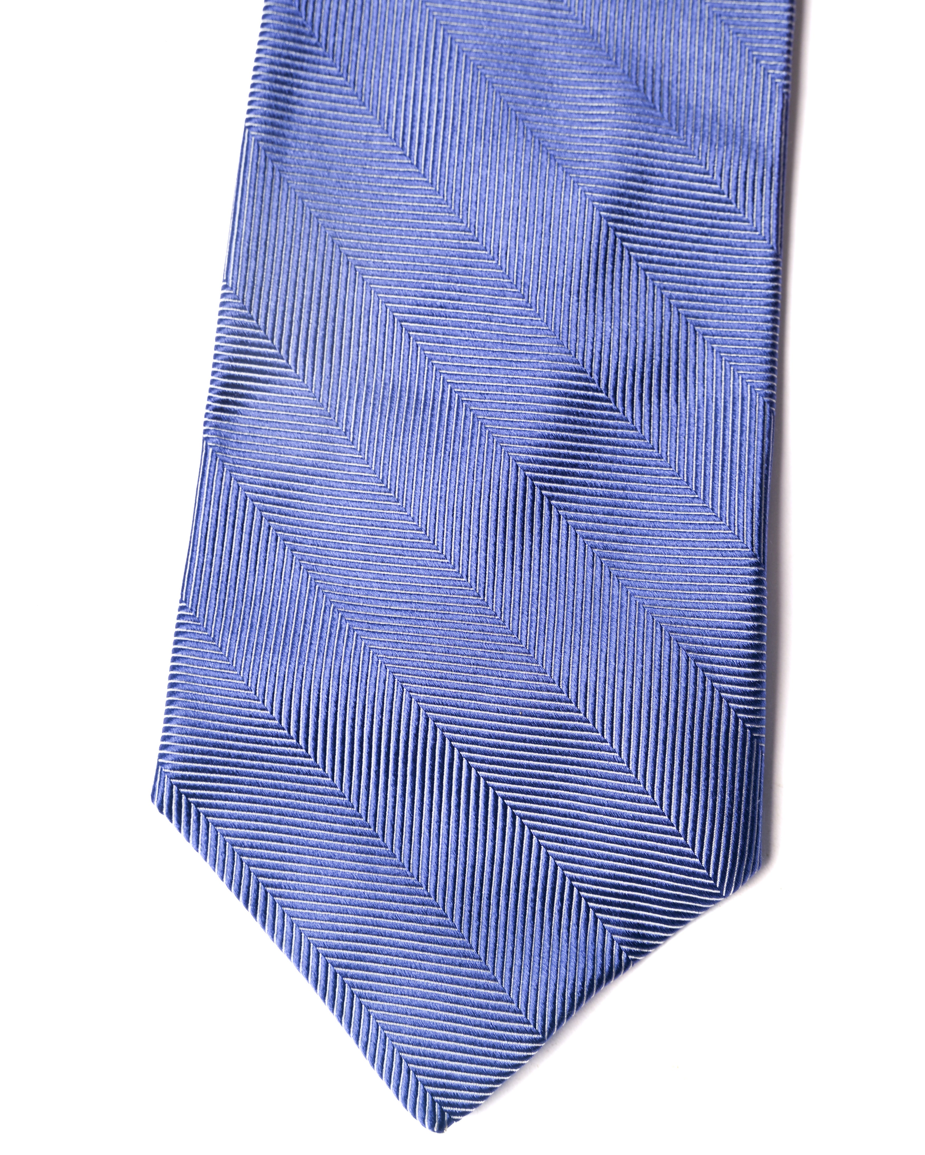 ブルーカラーの大剣部分に、斜めに配された綾織りのテクスチャーが連なる素材アップ。立体的な織り柄と光沢による陰影が確認できるカット。