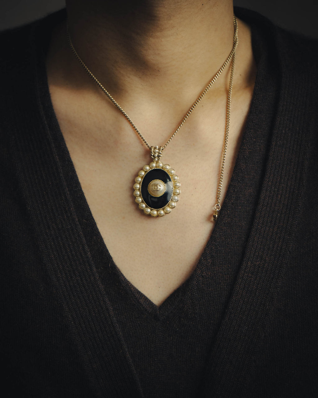 -SPECIAL- “CHANEL” 2017 Cruise Collection Pearl trimmed black pendant necklace