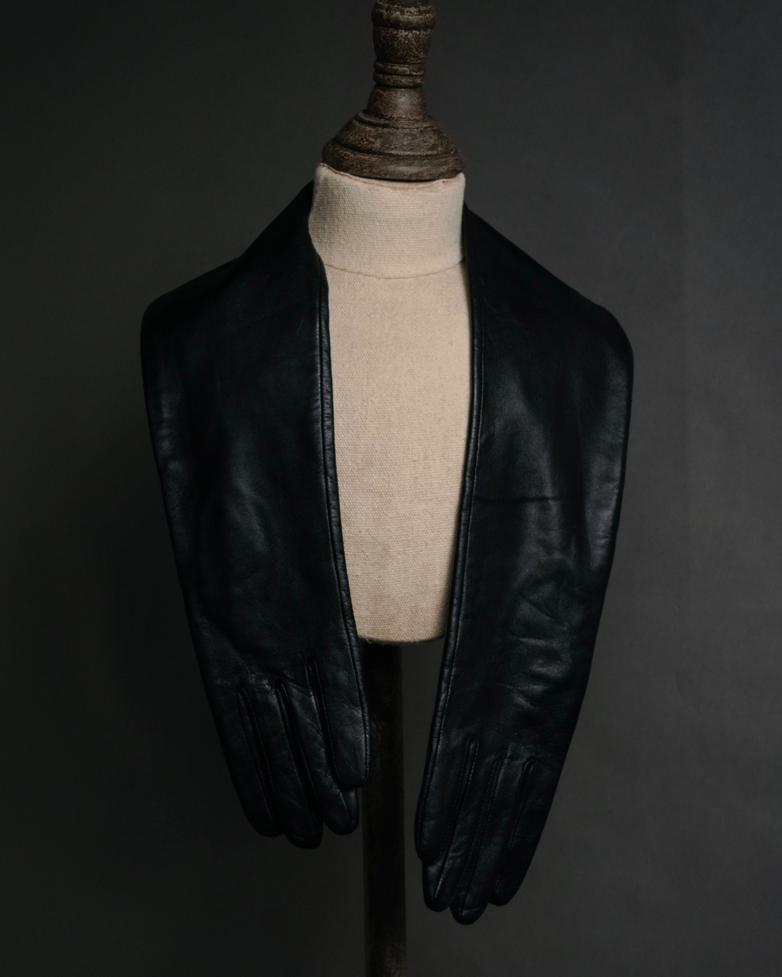 “GIVENCHY” 2010’s 4G embossed long leather gloves